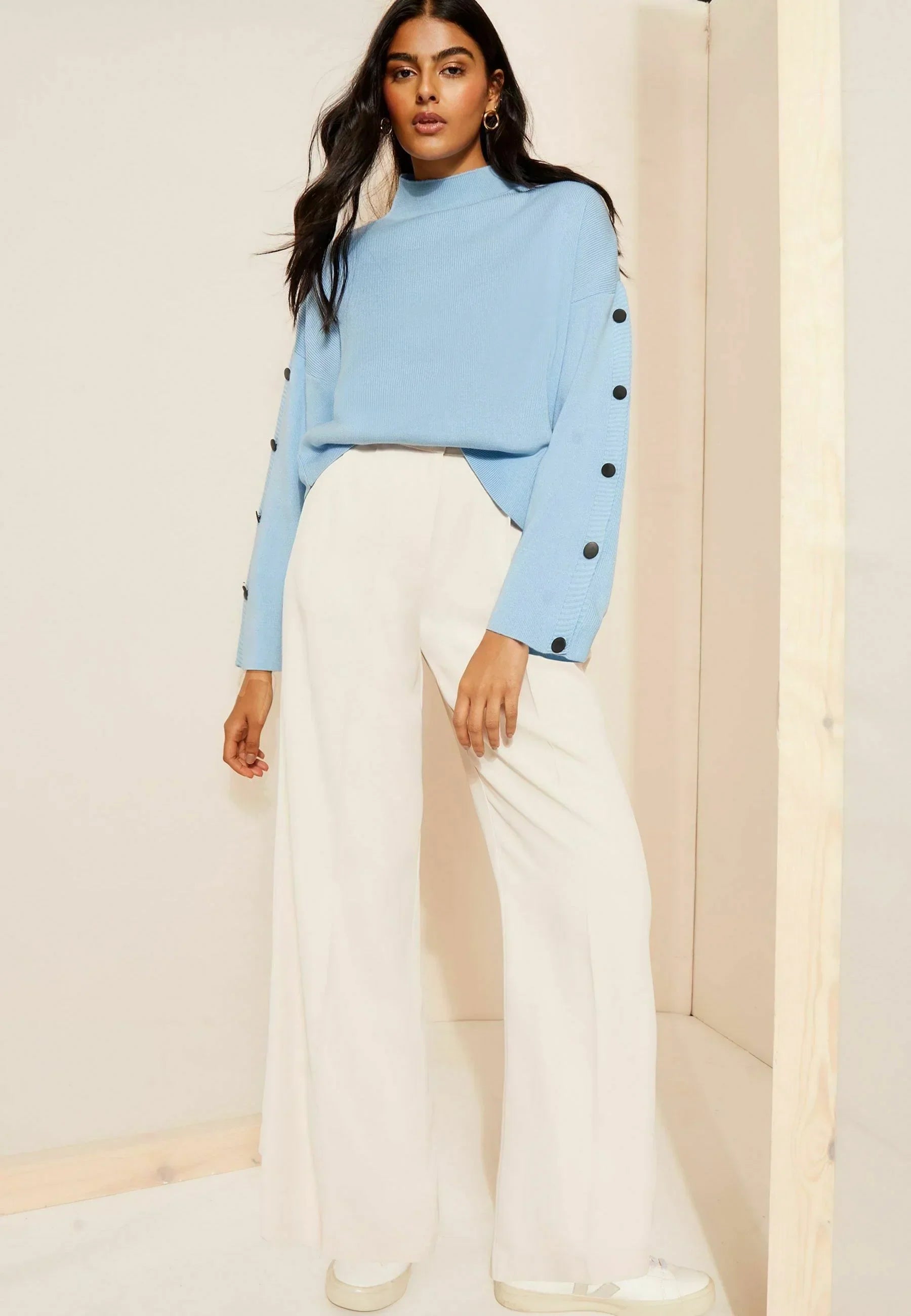 Maglione Collo Alto con Maniche a Bottoni | Vestibilità Comoda | Design Moderno