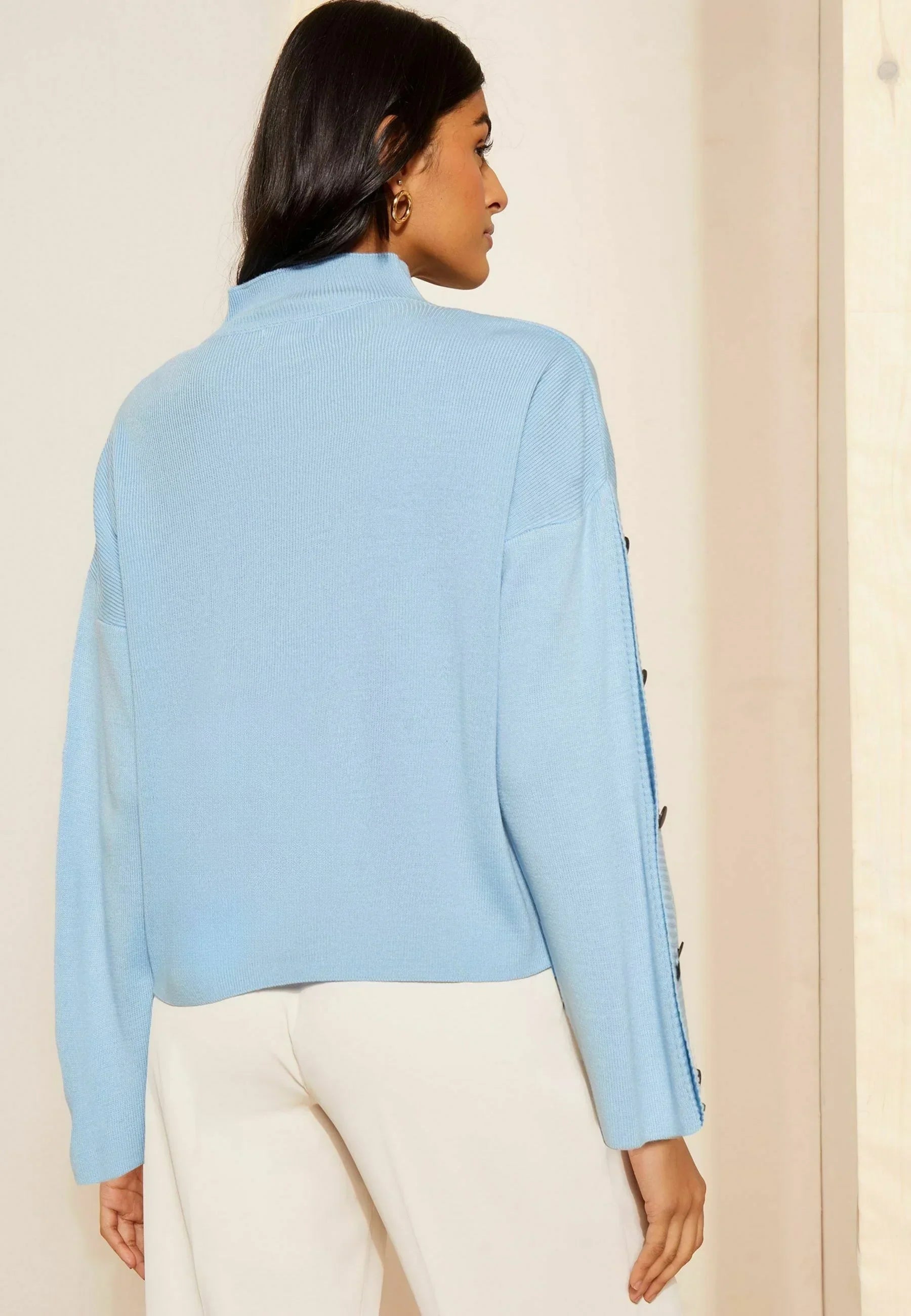 Maglione Collo Alto con Maniche a Bottoni | Vestibilità Comoda | Design Moderno