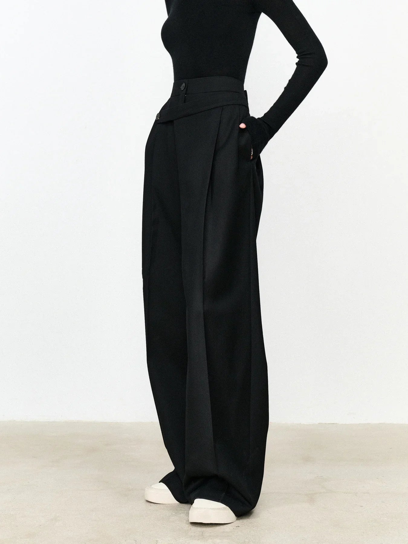 Pantaloni Dress Asimmetrici Gamba Dritta | Dettaglio Bottone Moderno