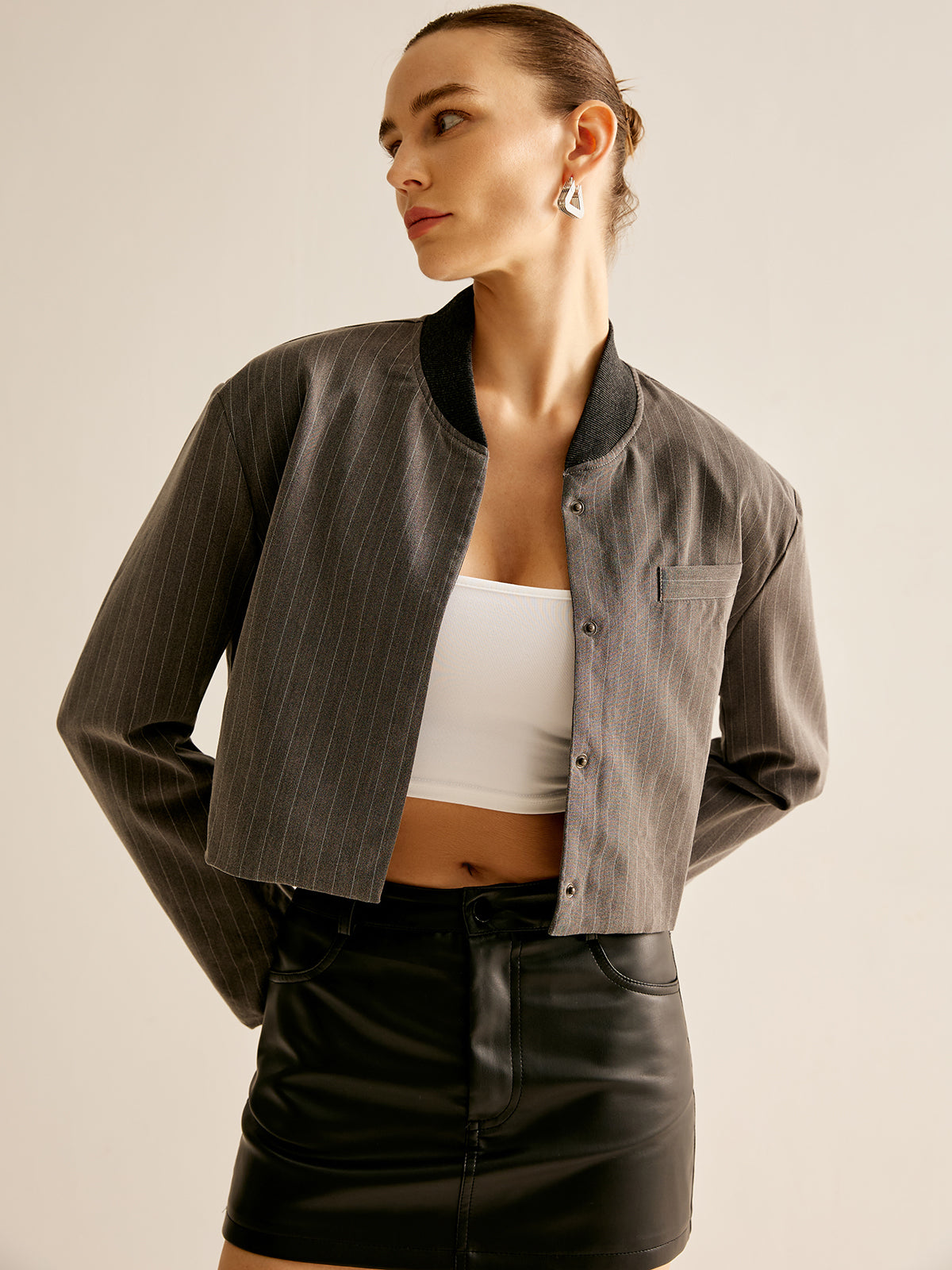 Giacca cropped pinstripe con collo alto