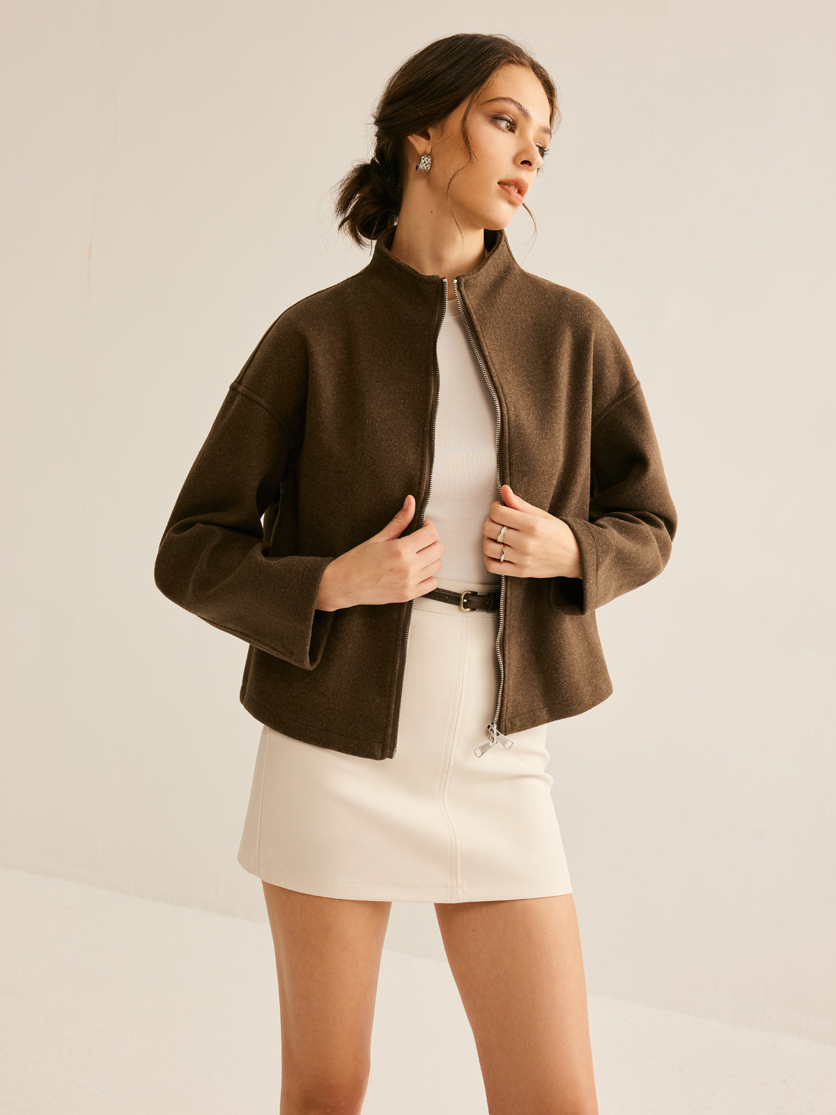 Giacca cropped collo alto minimalista in marrone scuro