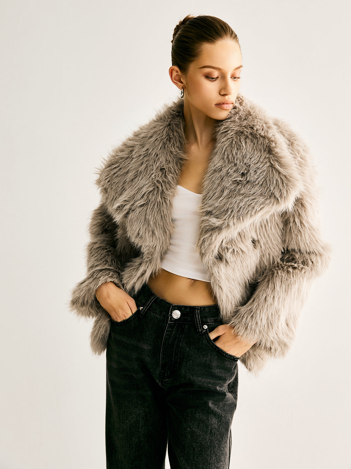 Giacca corta in faux fur con collo oversized