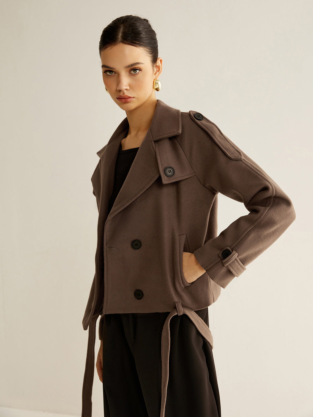 Cappotto Corto Doppio Petto | Silhouette Strutturata | Stile Invernale Raffinato