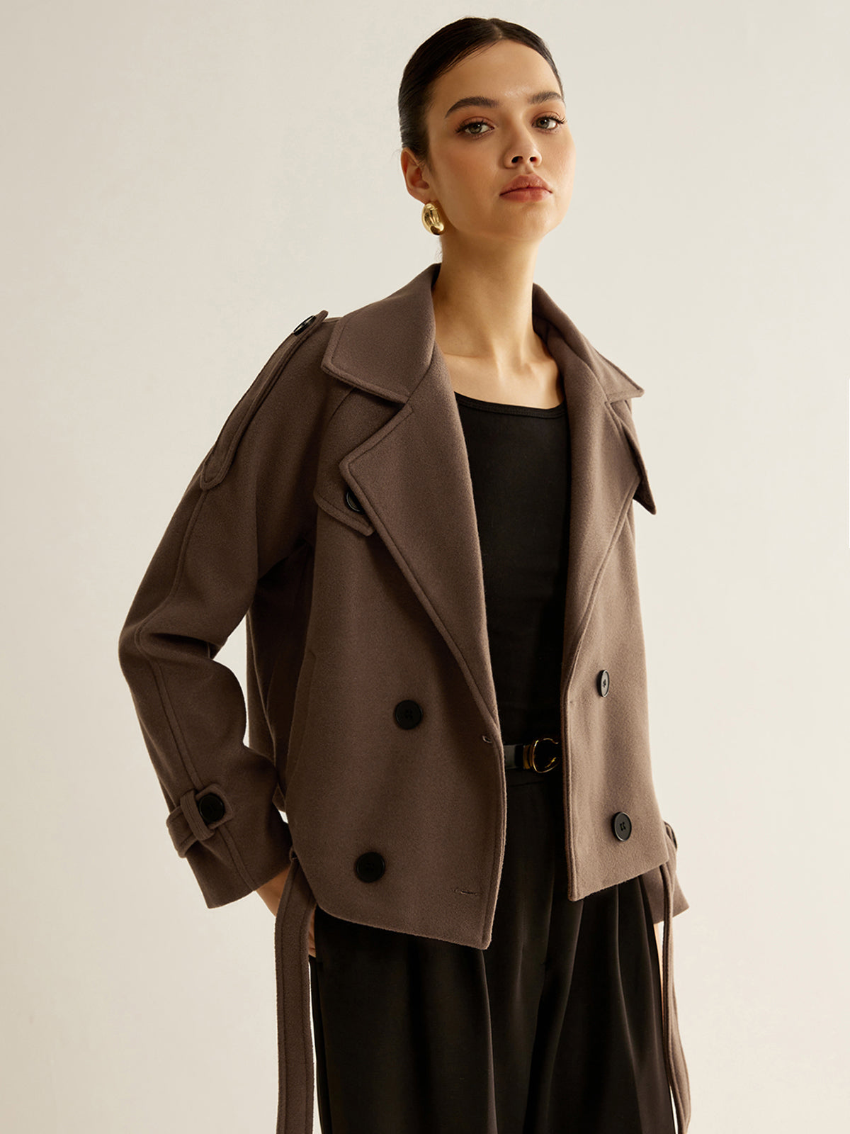 Cappotto Corto Doppio Petto | Silhouette Strutturata | Stile Invernale Raffinato