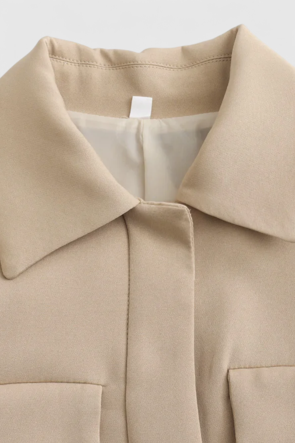 Giacca Utilitaria Cropped | Tasche Frontali a Patta, Collo Ribattuto