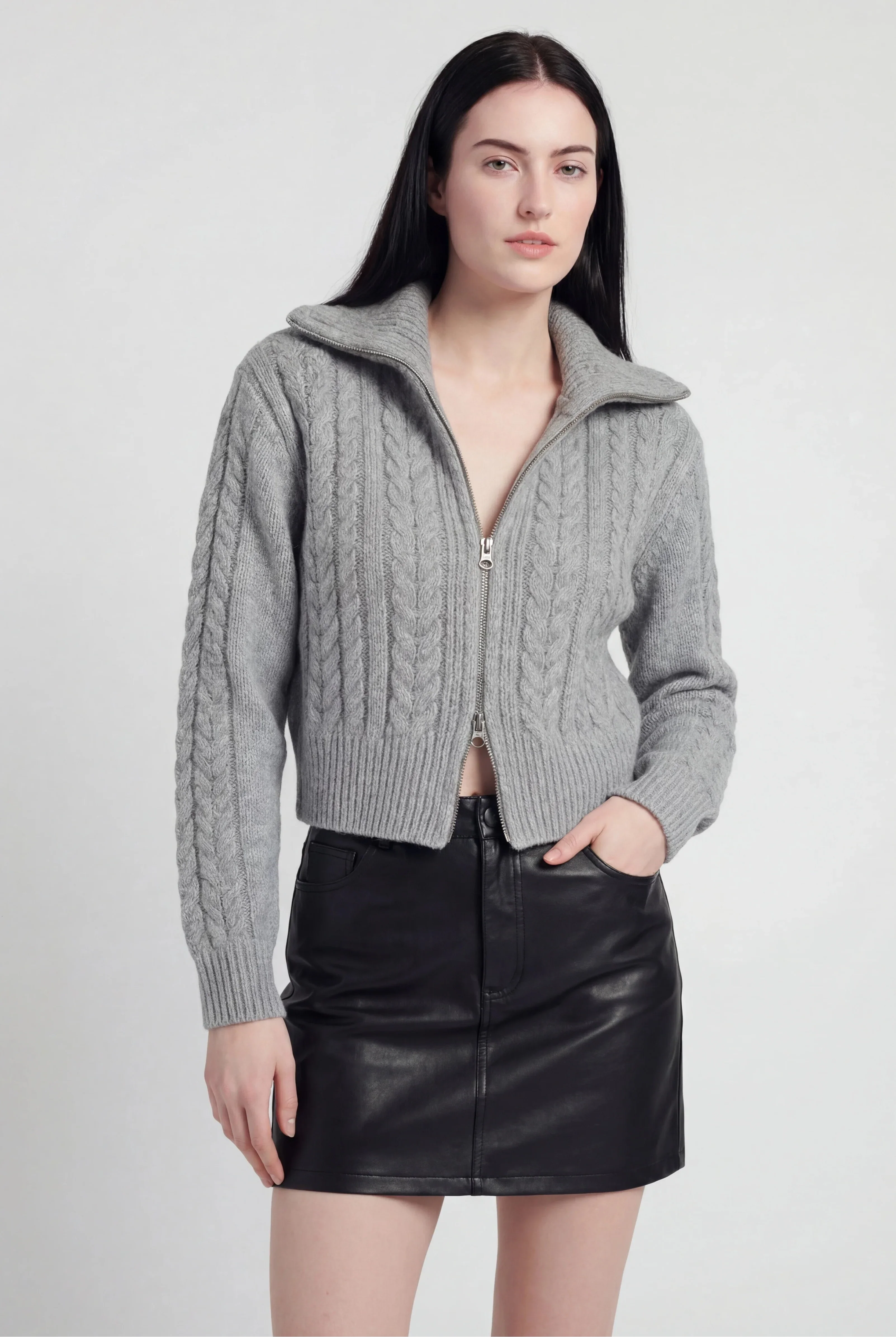 Cardigan Zip in Maglia a Cavo Essenza | Collo Alto | Lunghezza Cropped | Fit Relaxed