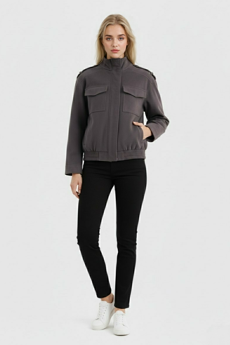 Giacca Bomber Utilitaria | Collo Alto | Zip Frontale | Tasche a Patta