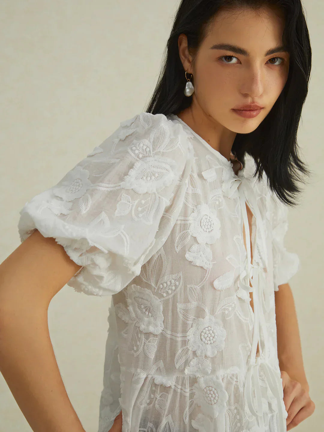 Blusa Ricamata con Laccio | Maniche a Bolla | Tessuto Trasparente Fiorato