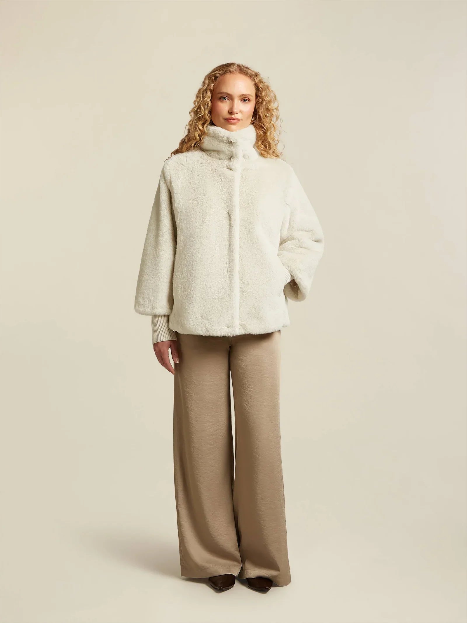 Cappotto Faux Fur | Collo Alto | Tessuto Morbido