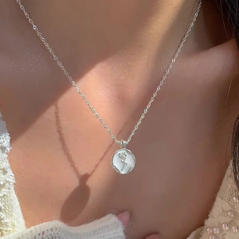 Collana Medaglione Argento Essenza | Pendente Floreale Inciso