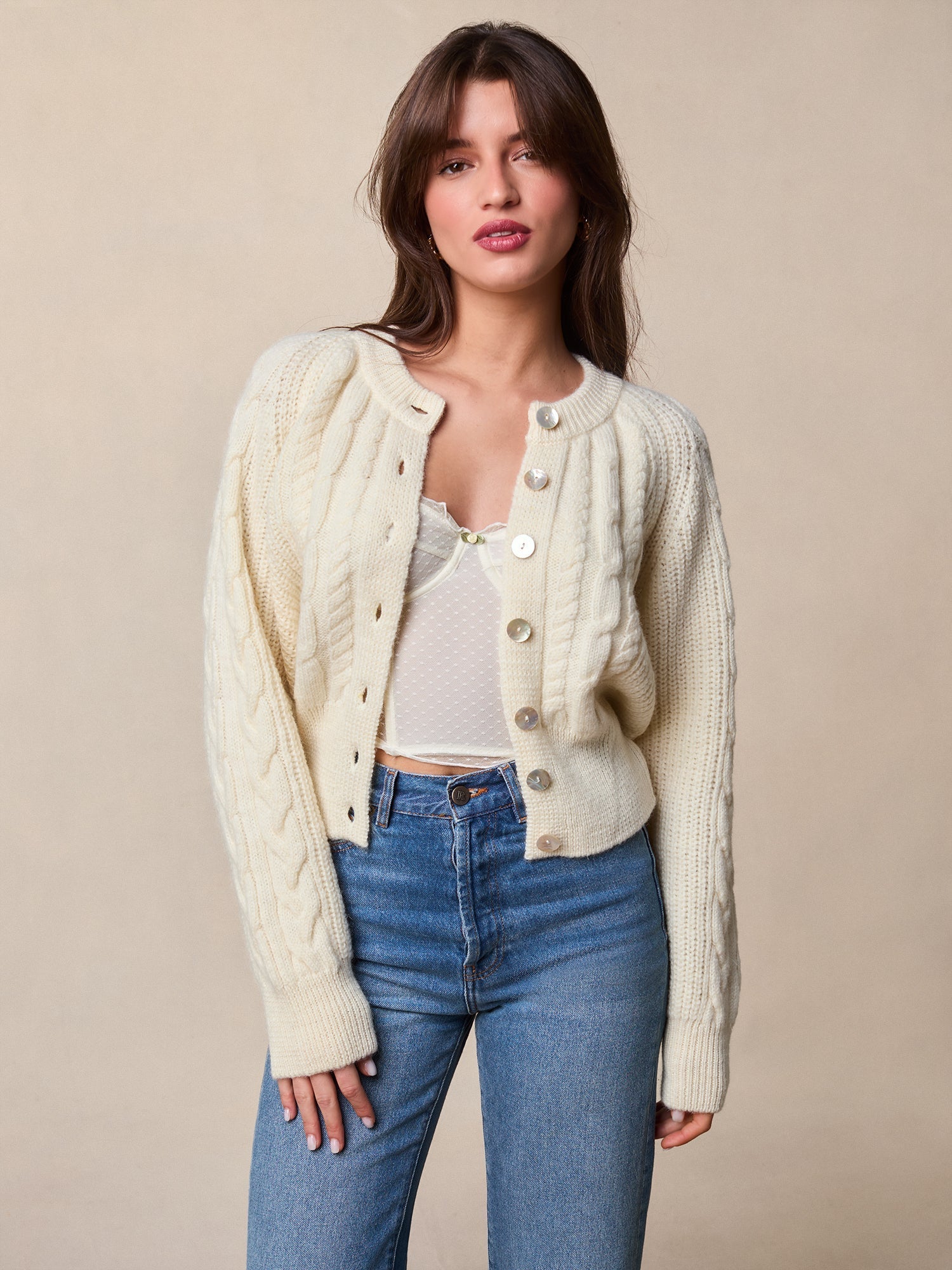 Cardigan in maglia a cavo beige con bottoni frontali