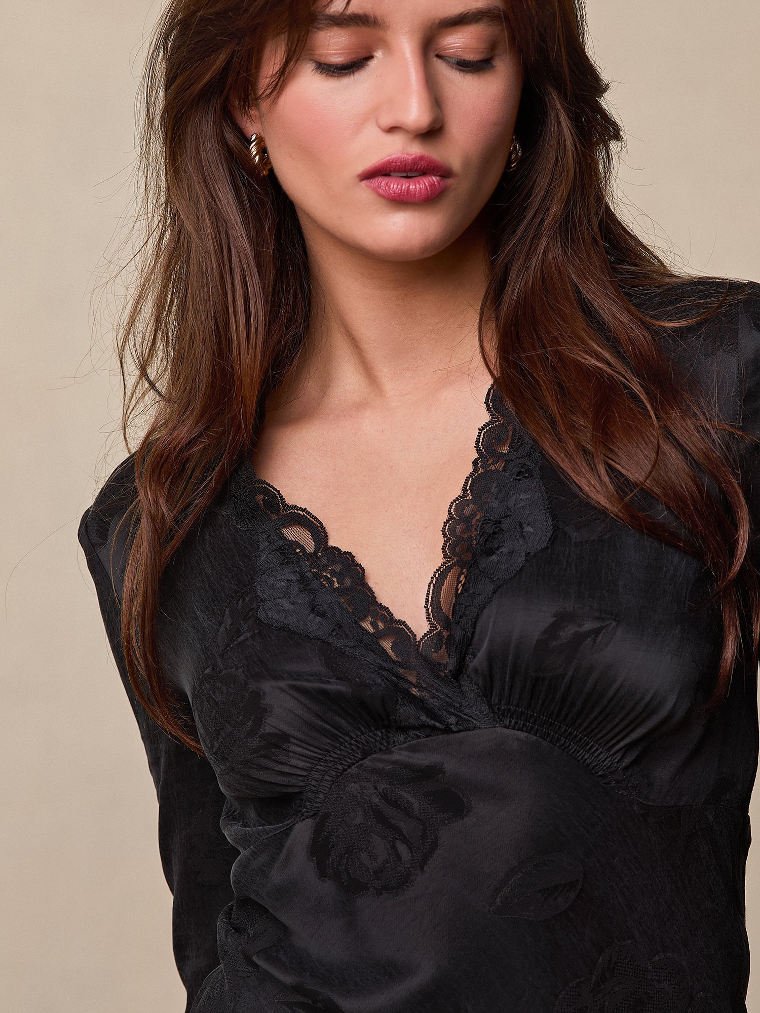 Abito Mini Satin | Scollo a V in Pizzo | Maniche Lunghe