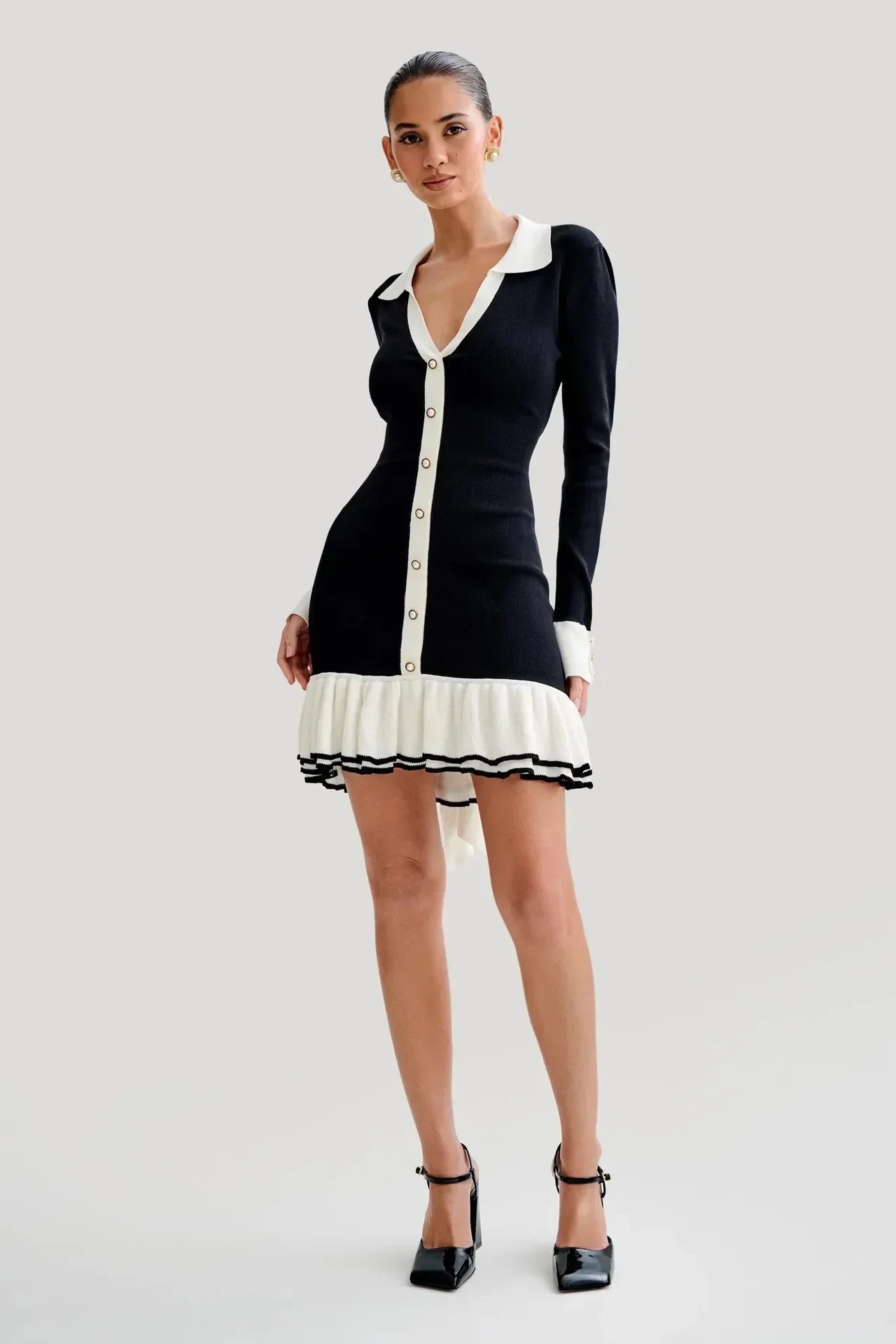 Abito mini in maglia con collo a contrasto e orlo volante