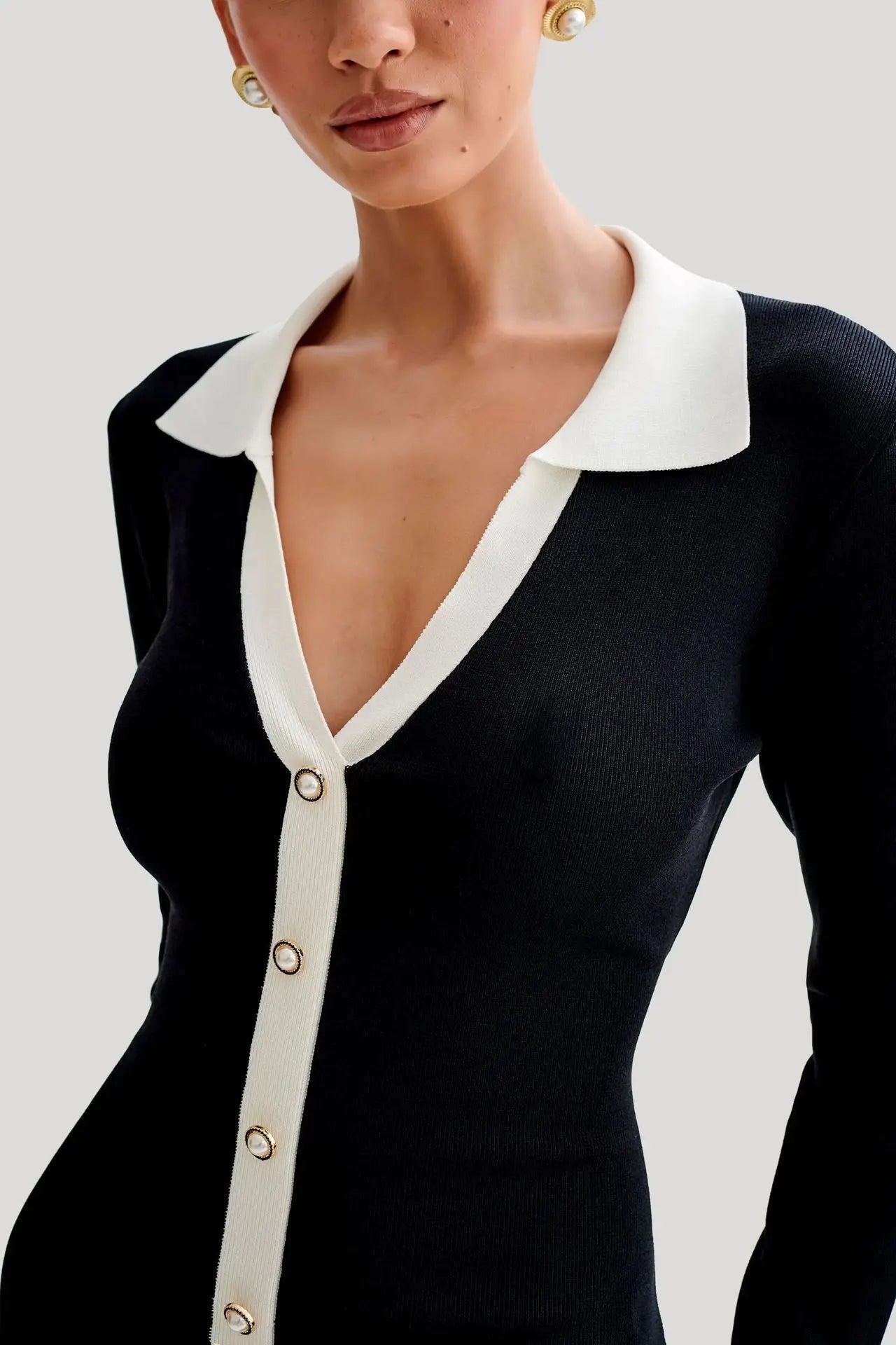 Abito Mini in Maglia | Vestibilità Slim | Chiusura Frontale con Bottoni | Orlo Volante