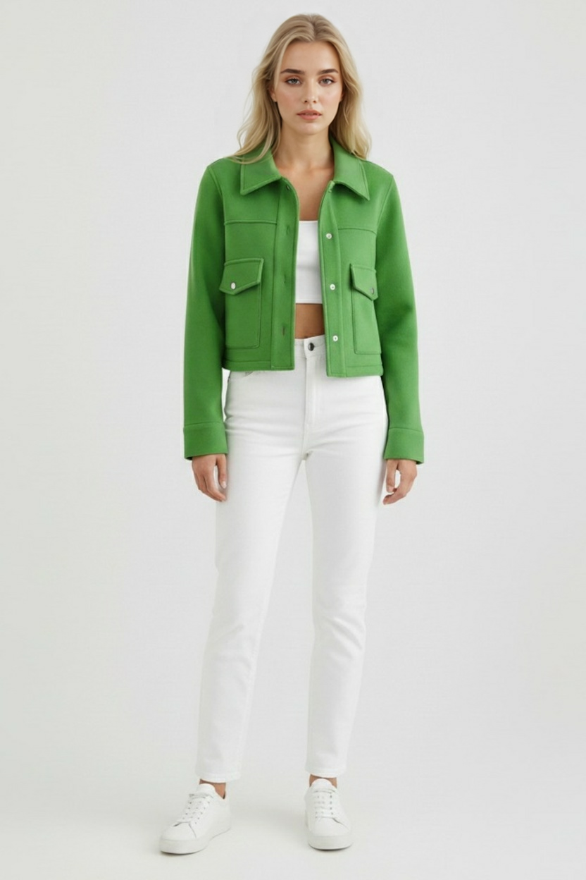 Giacca cropped verde con collo quadrato e tasche frontali