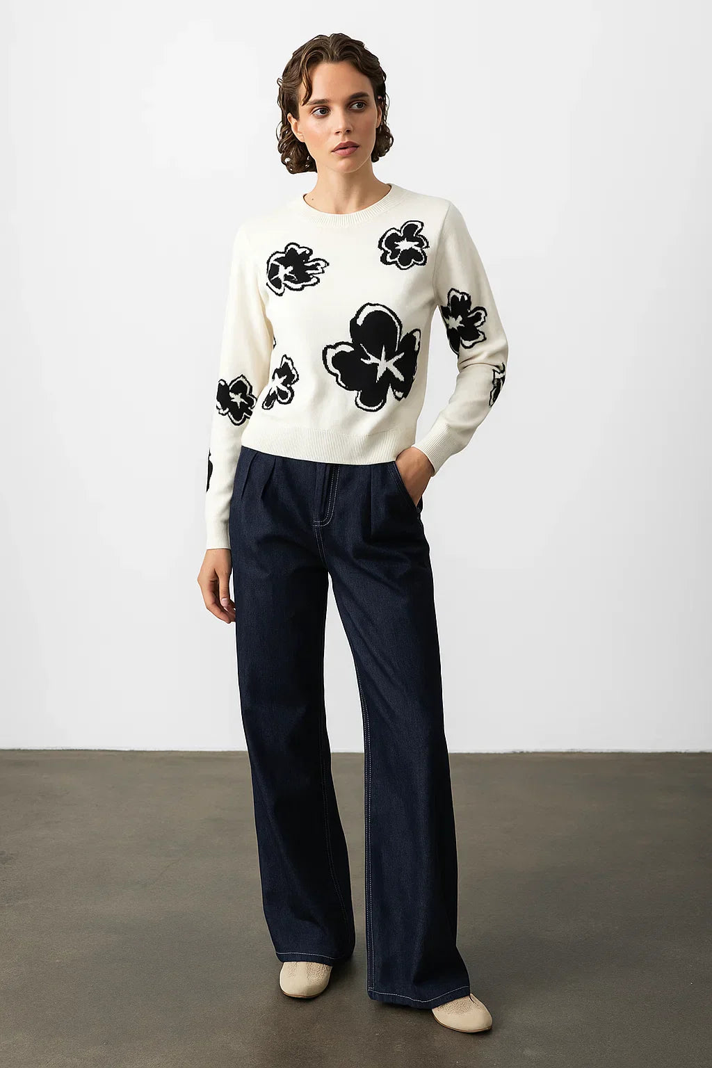 Maglione Floreale in Maglia | Design a Contrasto | Silhouette Moderna