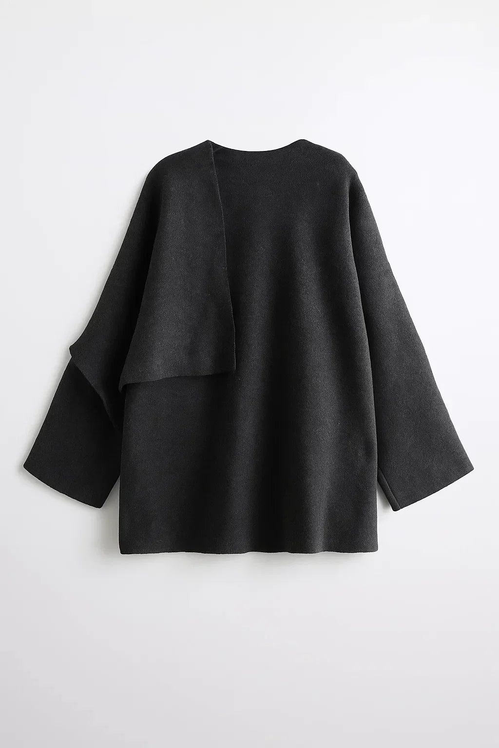 Cappotto Asimmetrico in Lana | Design con Collo Sciarpa