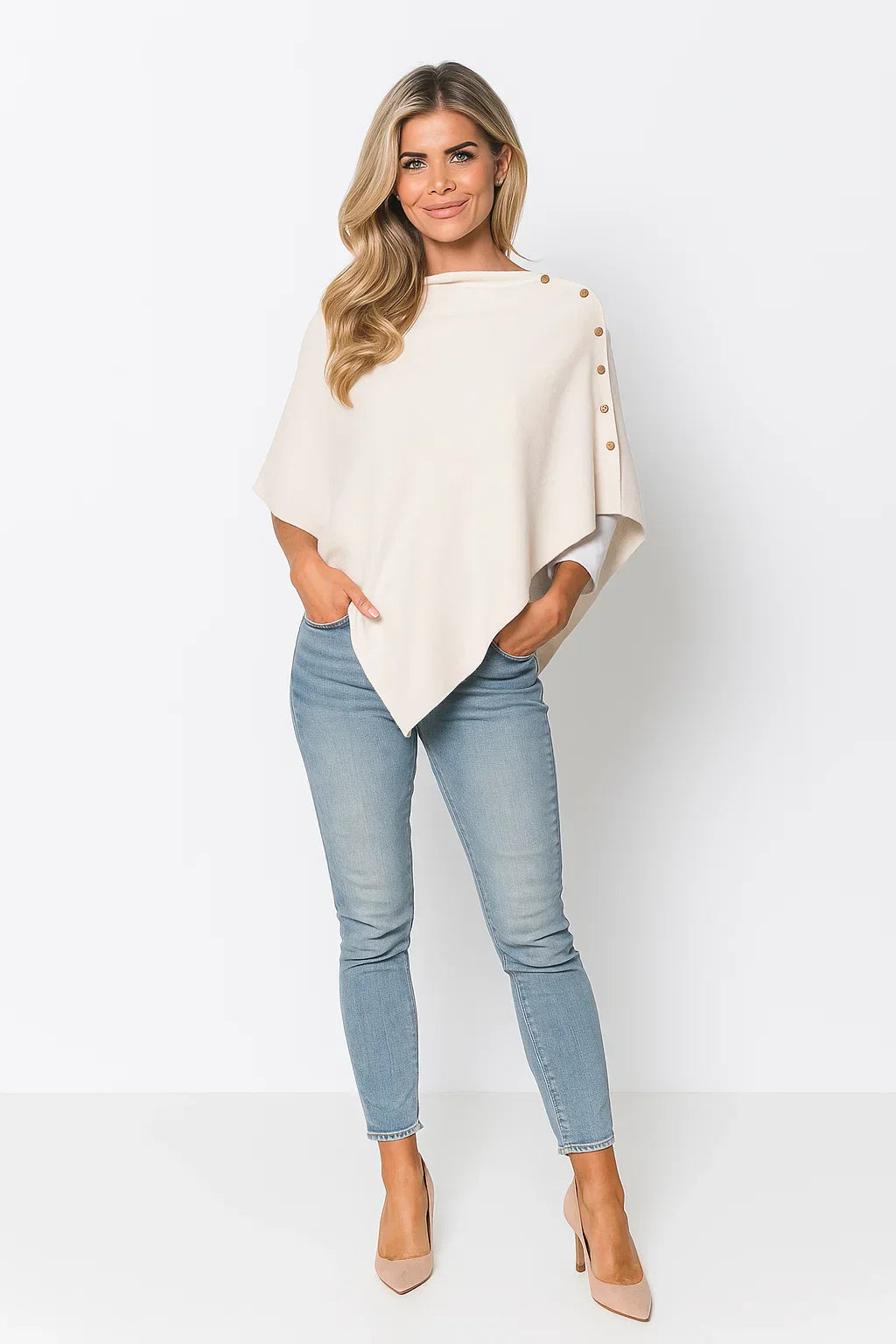 Poncho Asimmetrico in Maglia | Bottoni Oro alla Spalla