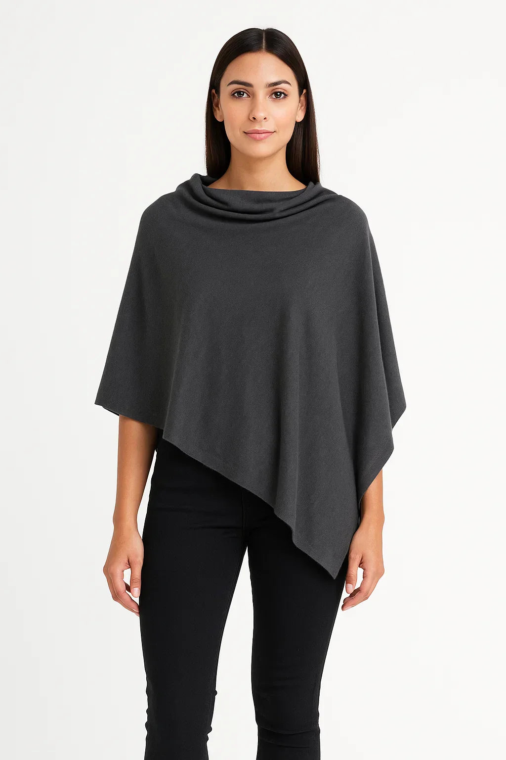 Poncho asimmetrico in maglia morbida