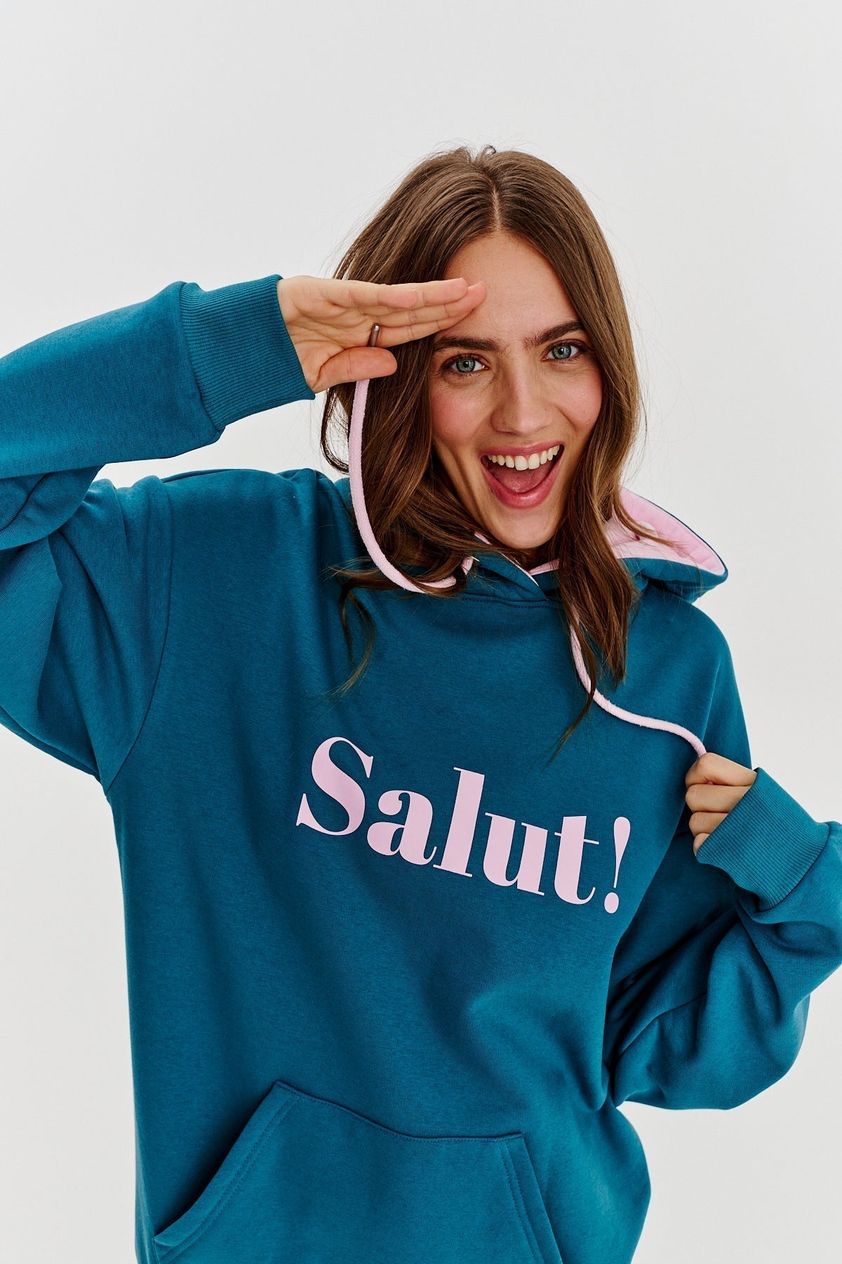 Hoodie Essenza “Salut!” | Vestibilità Oversized | Stampa a Contrasto