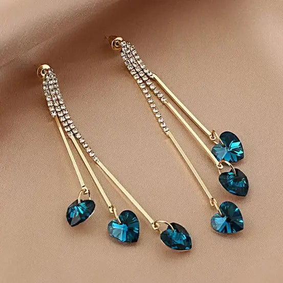 Orecchini a goccia con cuori di cristallo blu e catene oro