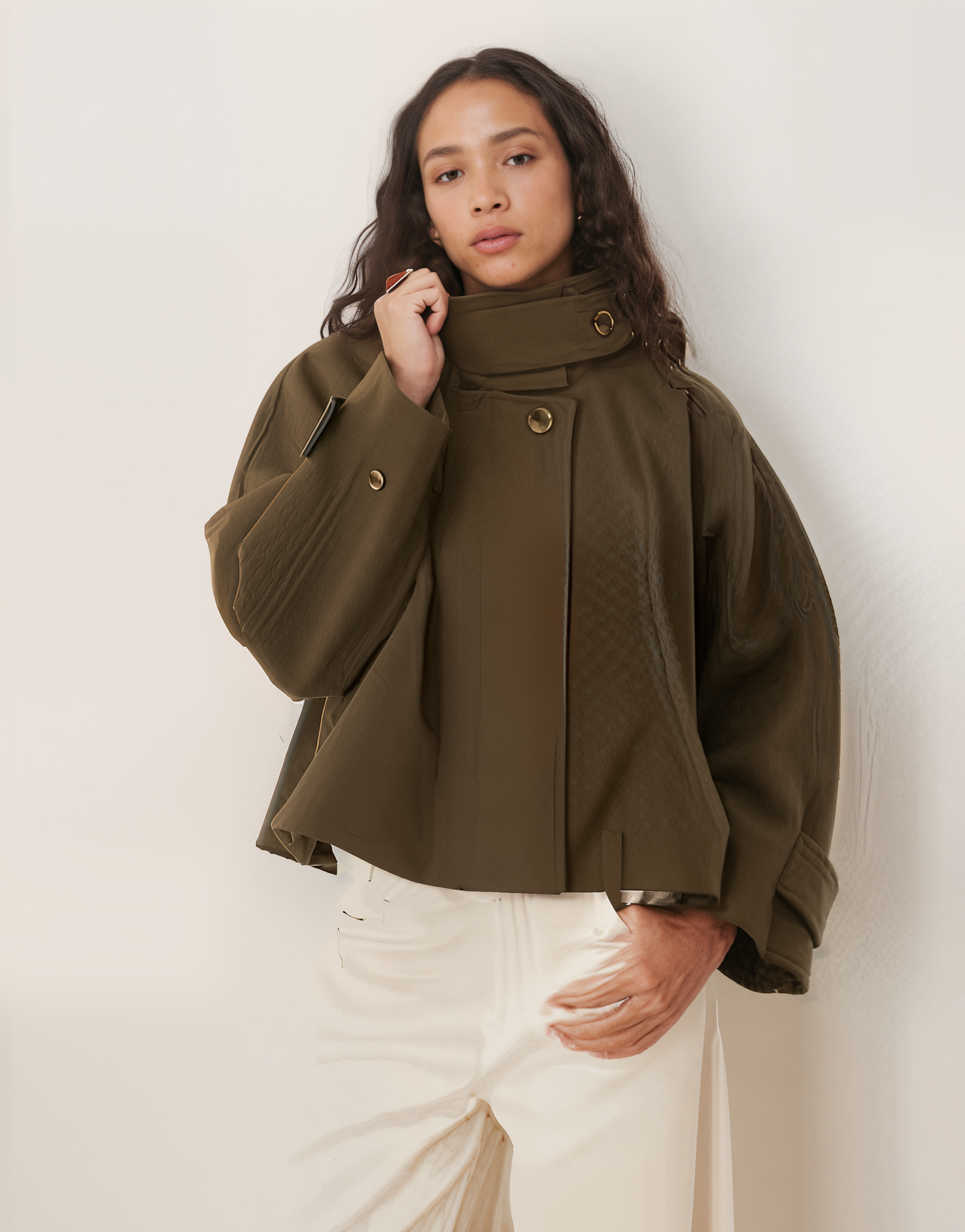 Cappotto Corto Strutturato | Collo Alto | Fit Boxy