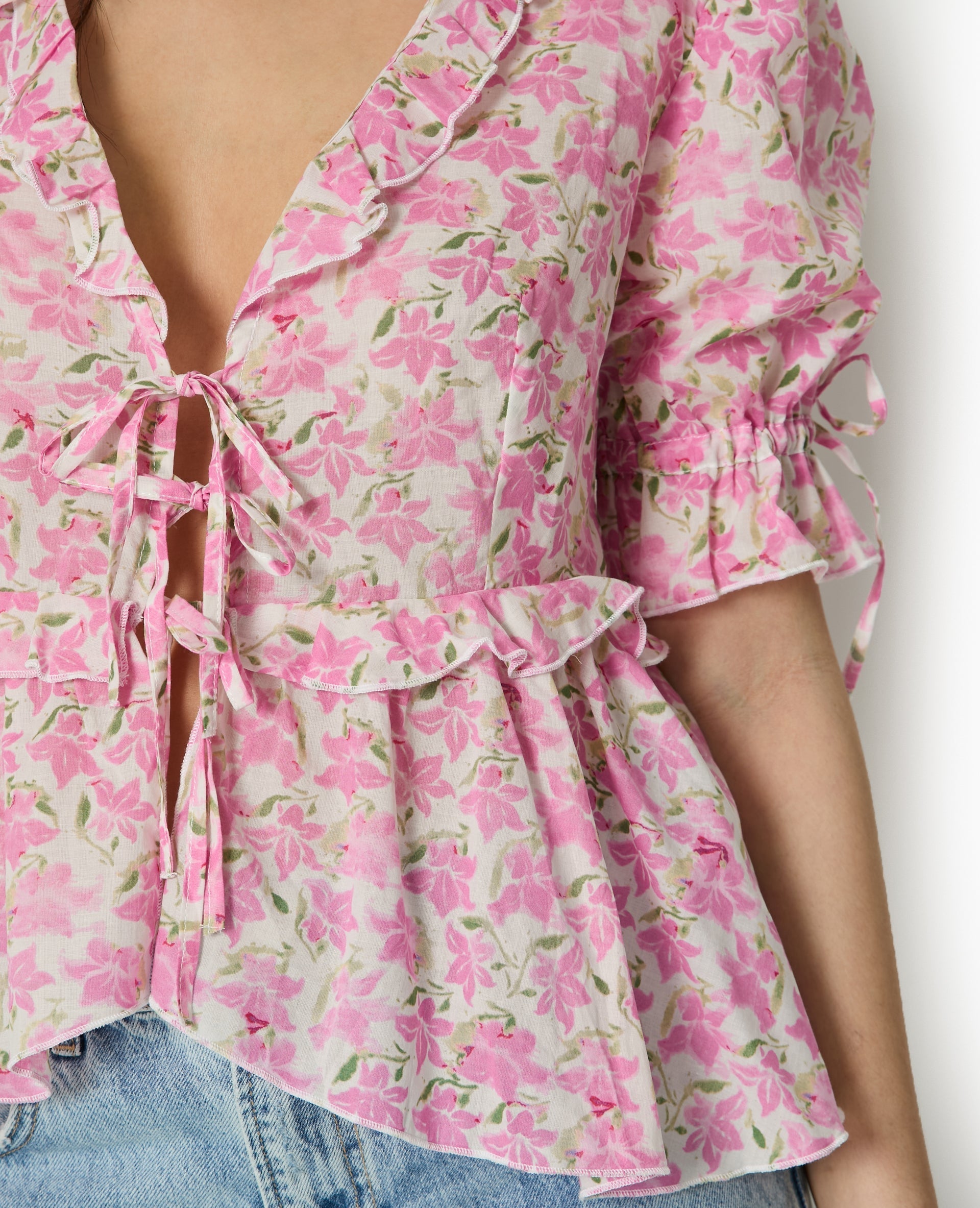 Blusa Floreale Luminosa | Scollo a V Ruffled | Maniche a Palloncino