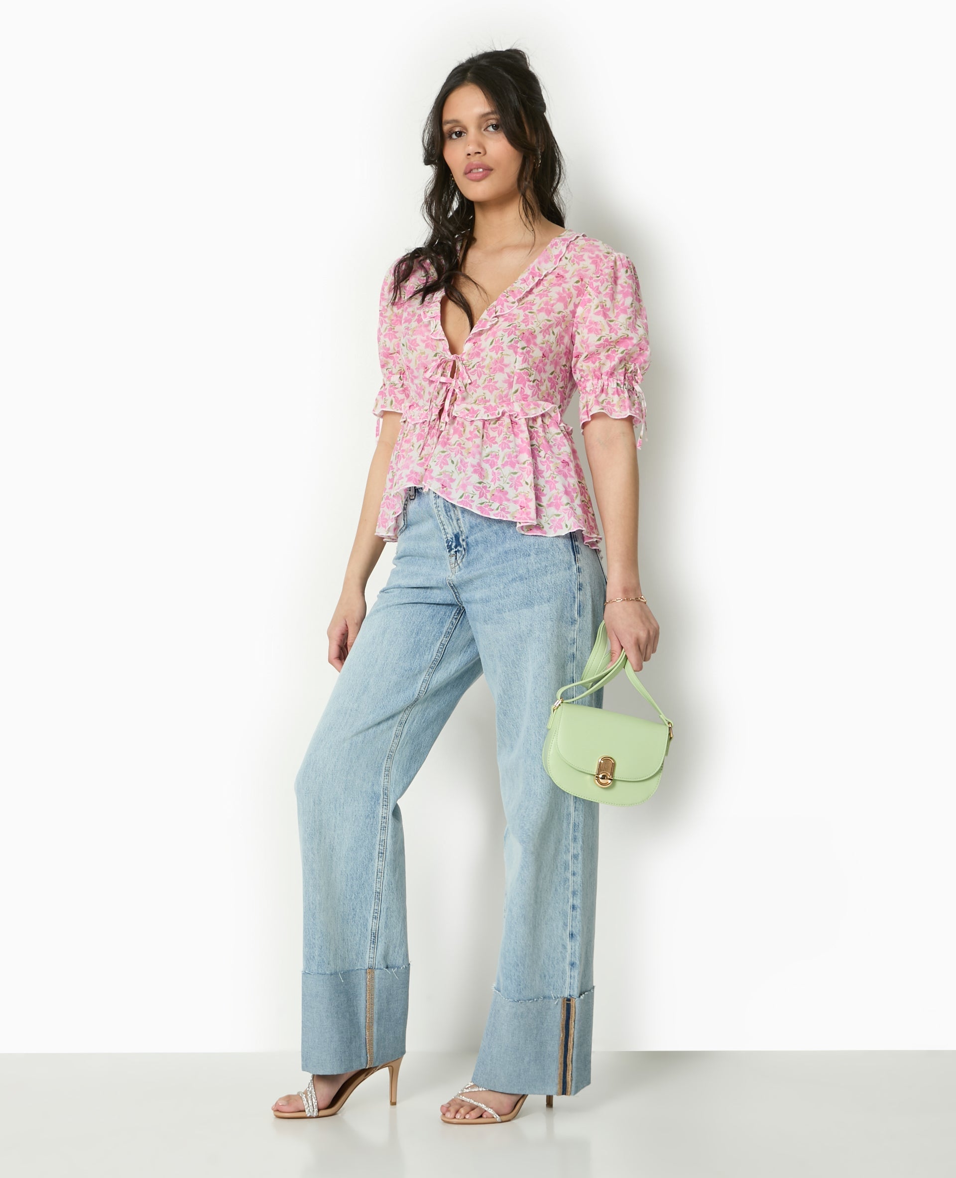 Blusa Floreale Luminosa | Scollo a V Ruffled | Maniche a Palloncino