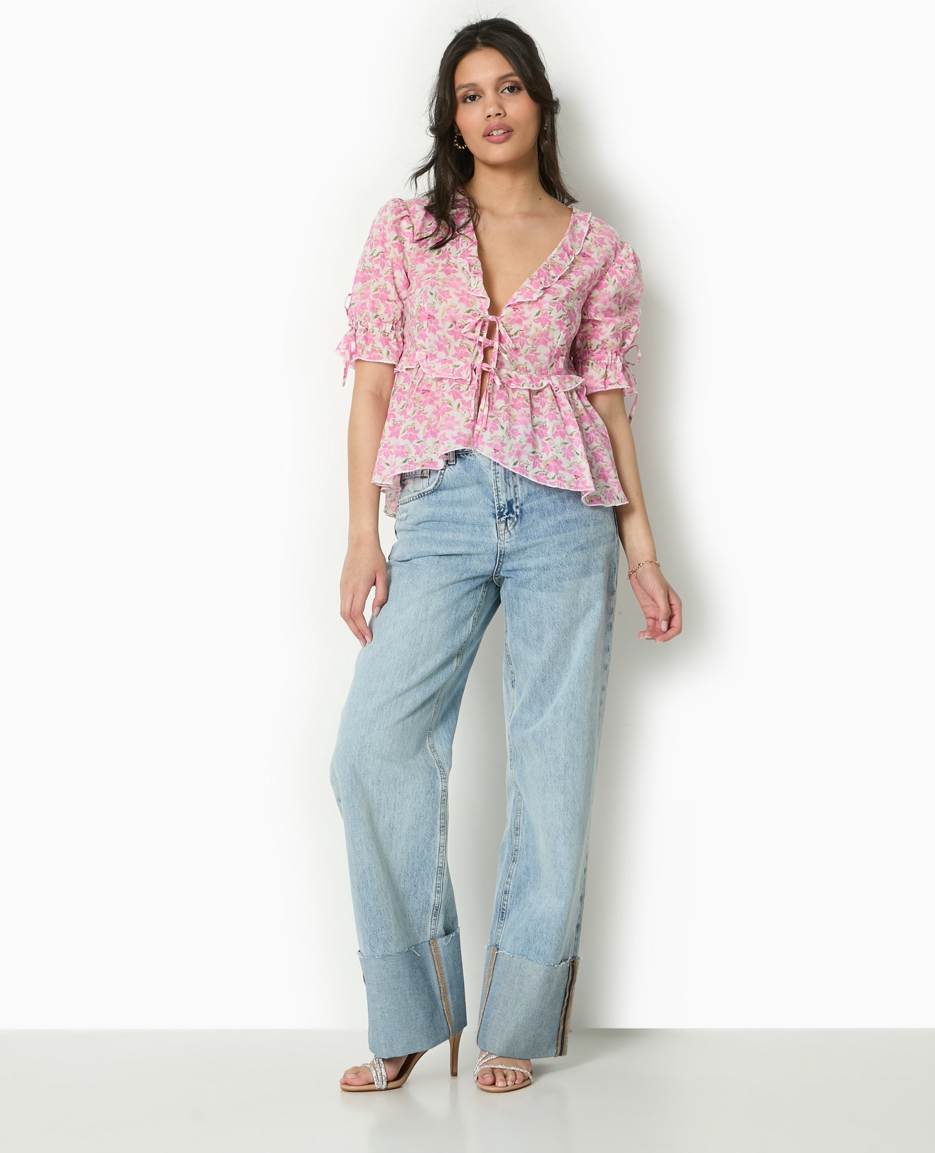 Blusa Floreale Luminosa | Scollo a V Ruffled | Maniche a Palloncino