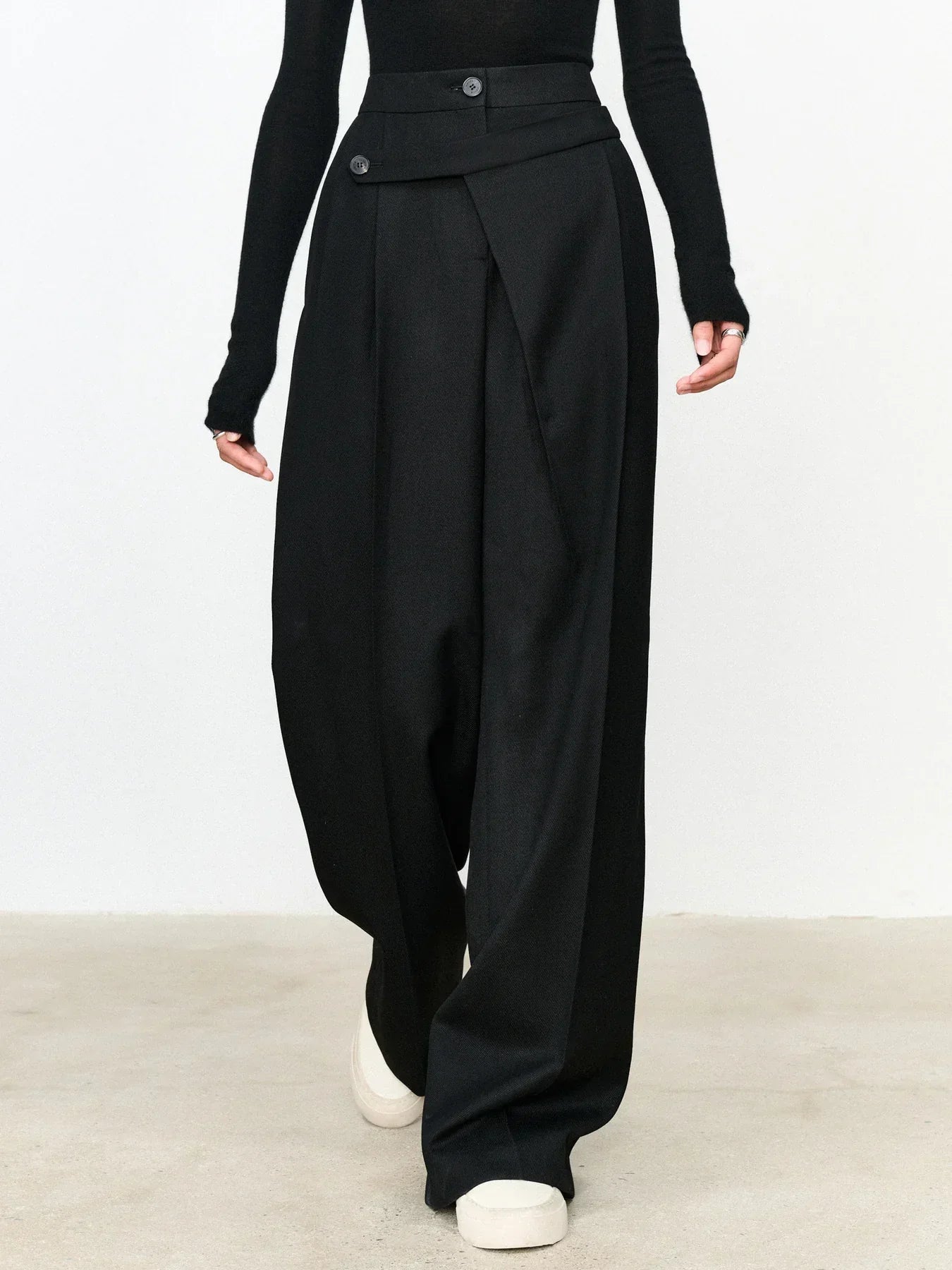 Pantaloni Dress Asimmetrici Gamba Dritta | Dettaglio Bottone Moderno