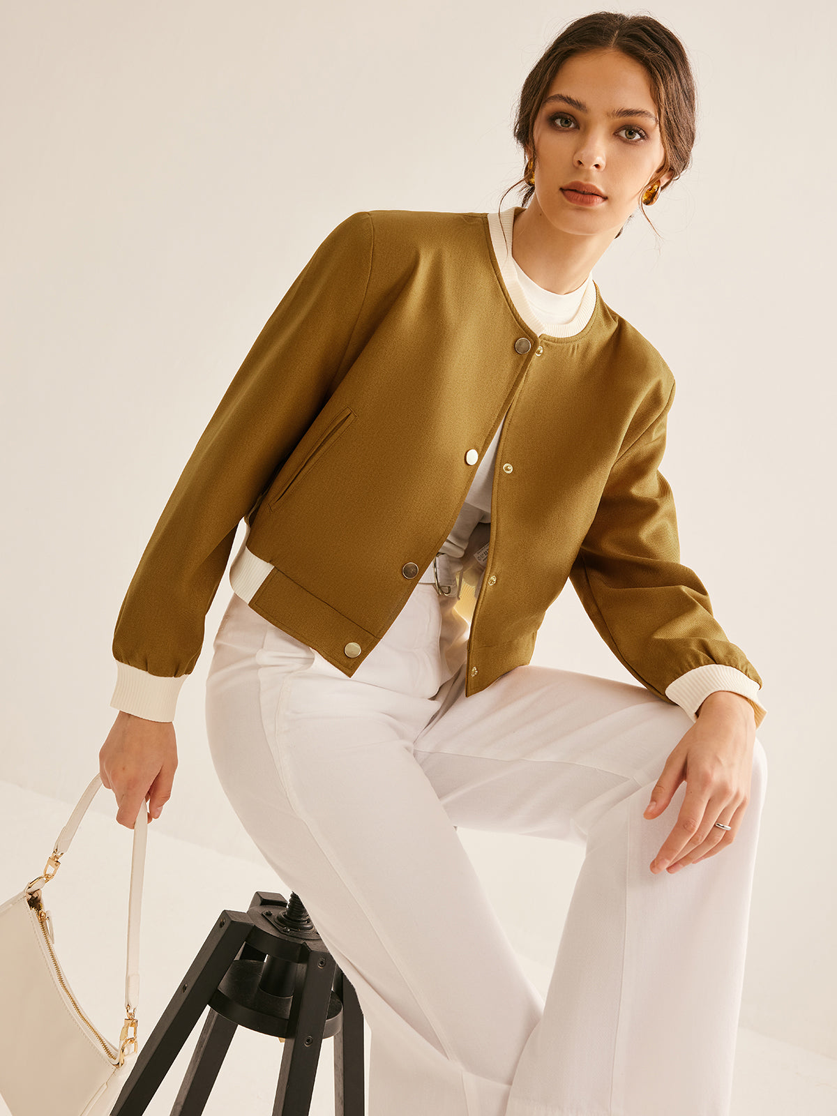 Giacca Cropped con Trim a Contrasto | Design Minimalista | Eleganza Quotidiana