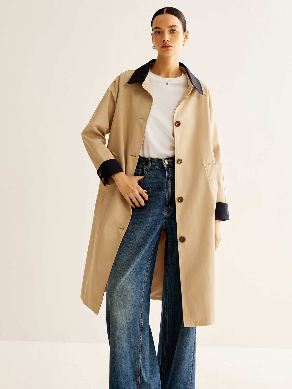 Trench coat monopetto con collo a contrasto di lunghezza media