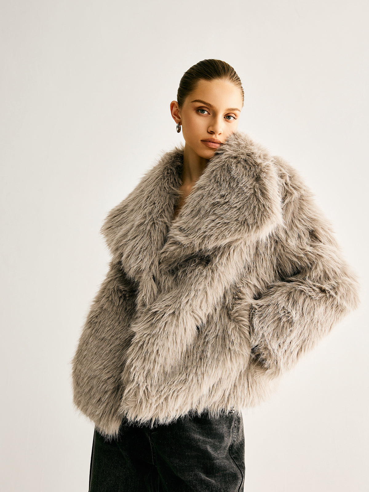 Giacca Corta in Faux Fur | Collo Oversized | Stile Invernale