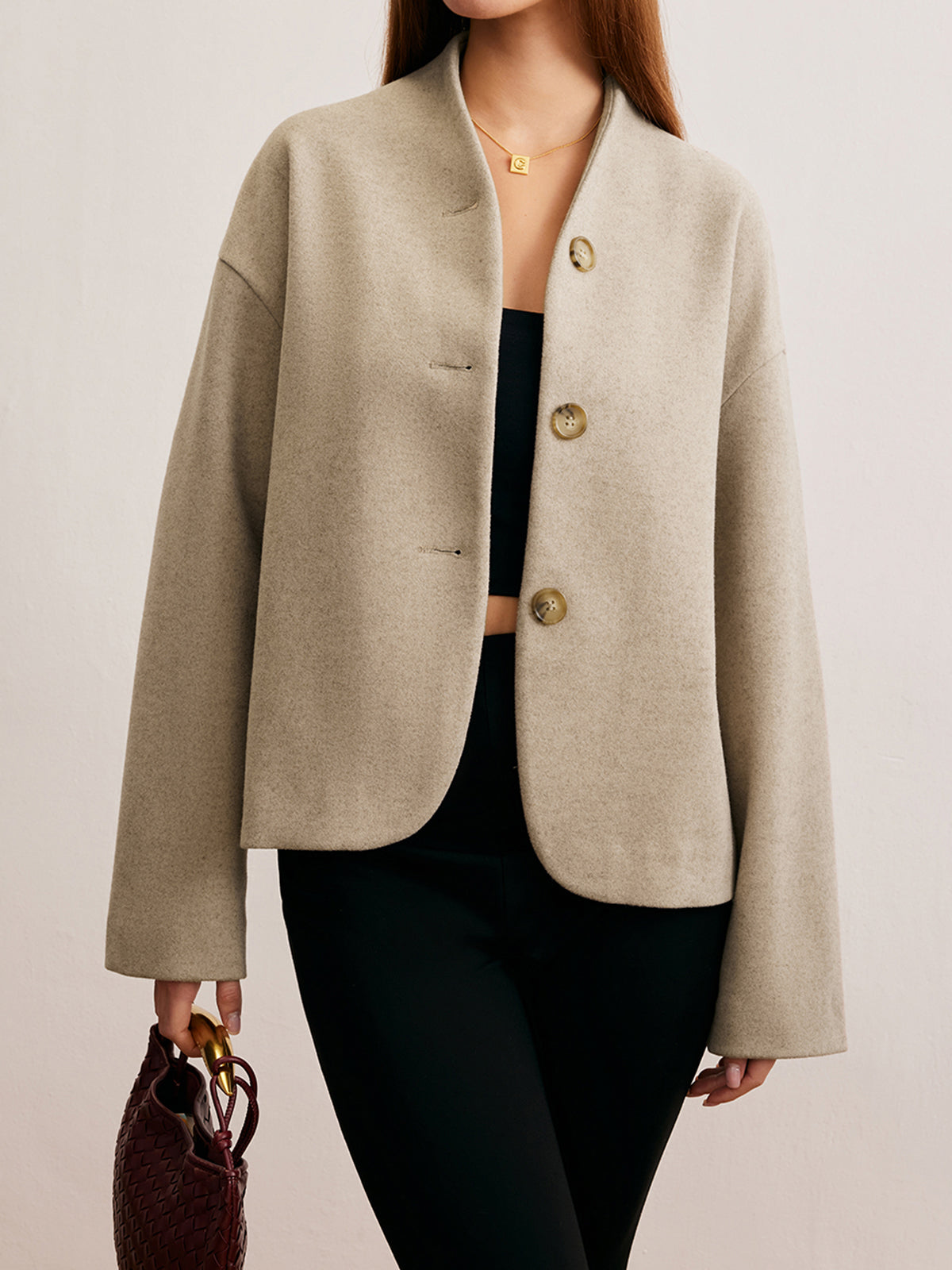 Giacca corta in misto lana con scollo a V e silhouette minimalista
