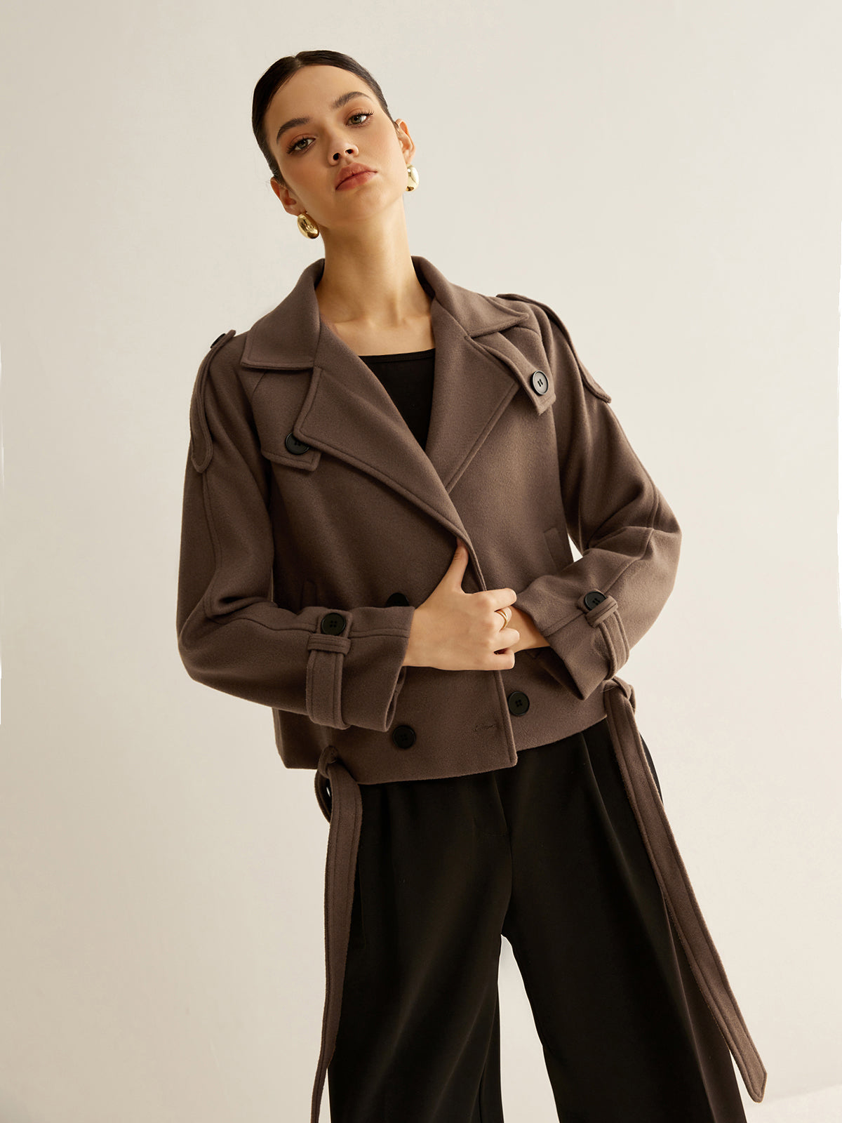 Cappotto Corto Doppio Petto | Silhouette Strutturata | Stile Invernale Raffinato