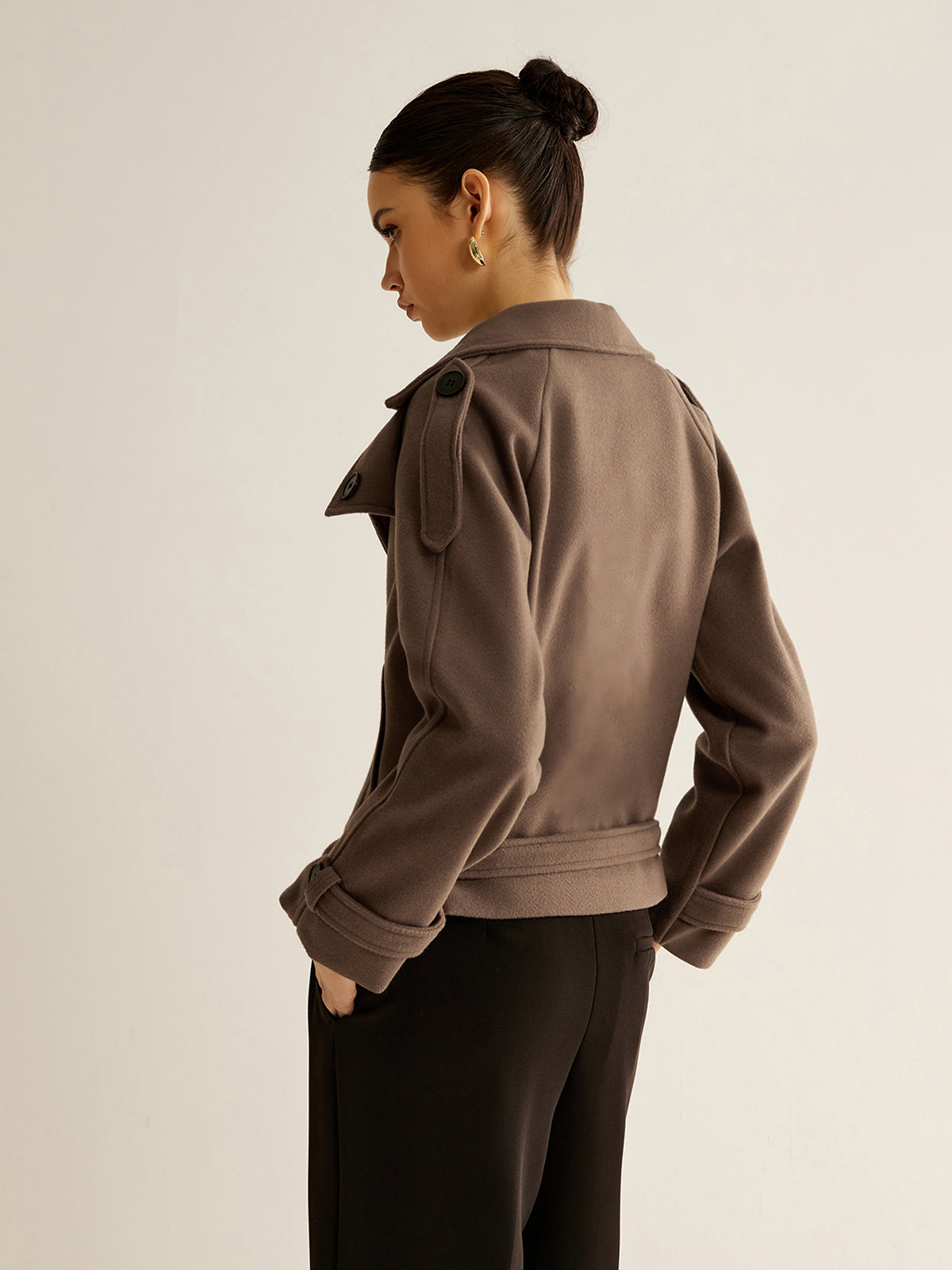 Cappotto Corto Doppio Petto | Silhouette Strutturata | Stile Invernale Raffinato