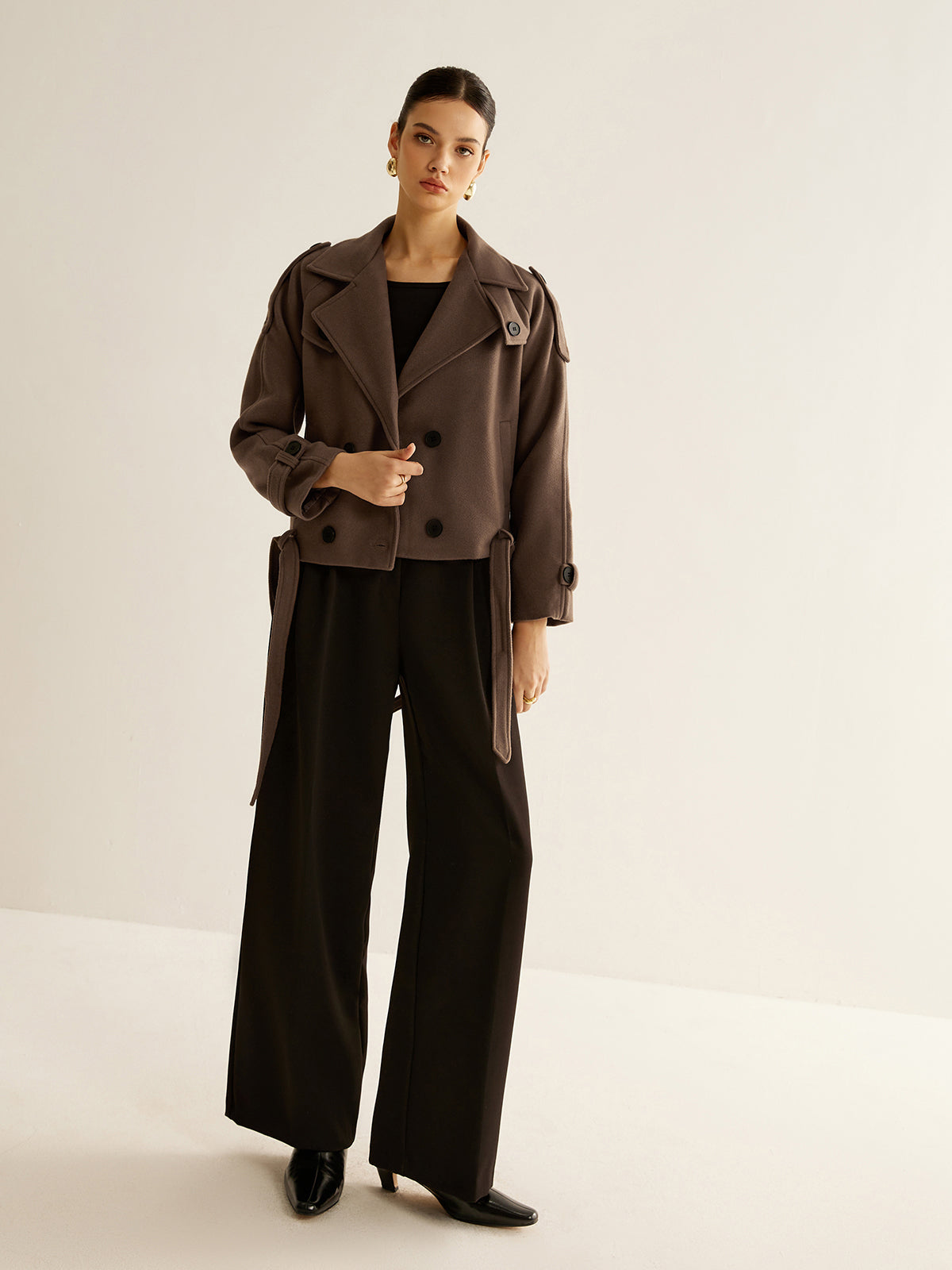 Cappotto Corto Doppio Petto | Silhouette Strutturata | Stile Invernale Raffinato