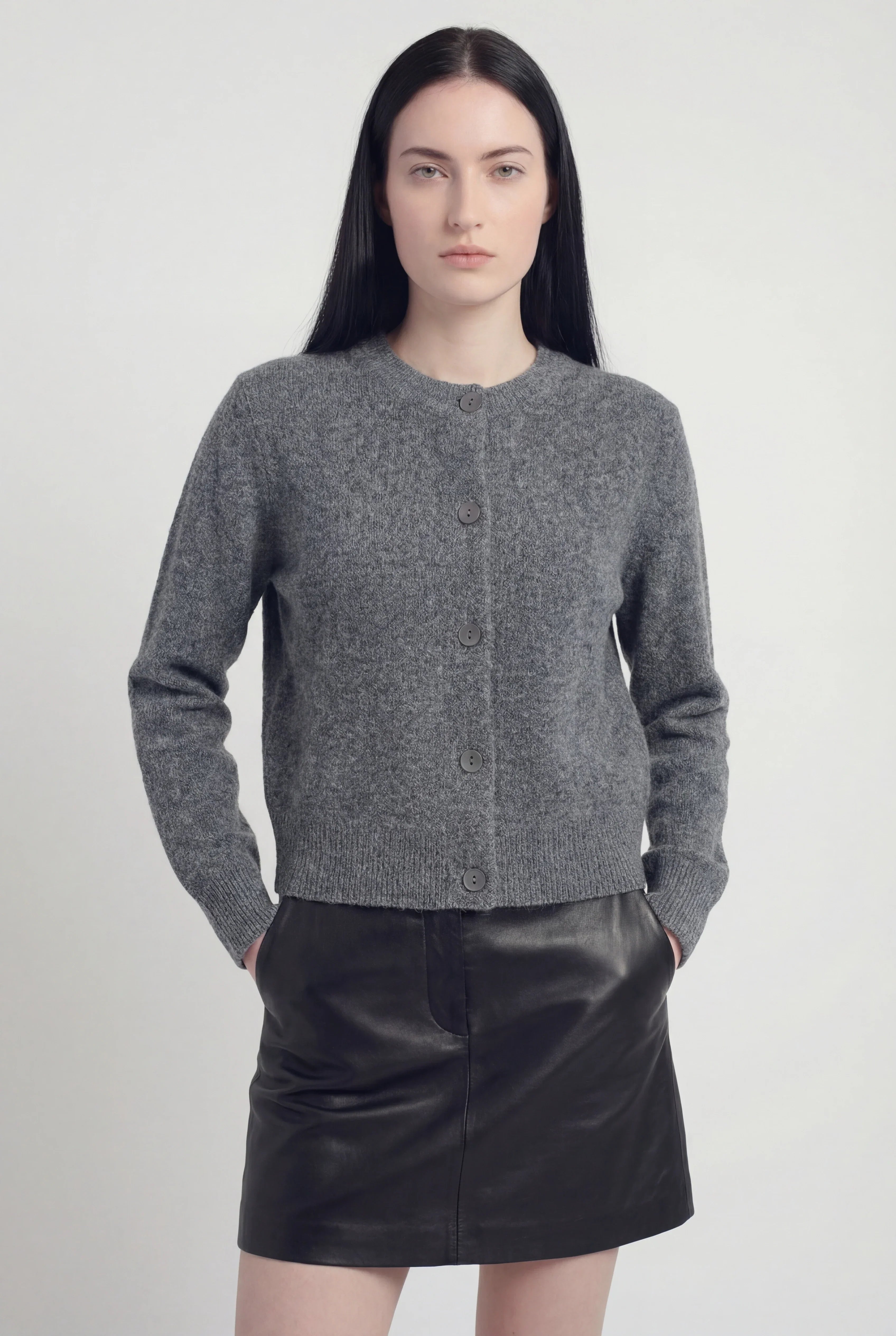 Cardigan Essenza Collo Rotondo in Maglia | Con Bottoni | Vestibilità Regolare | Lunghezza Cropped