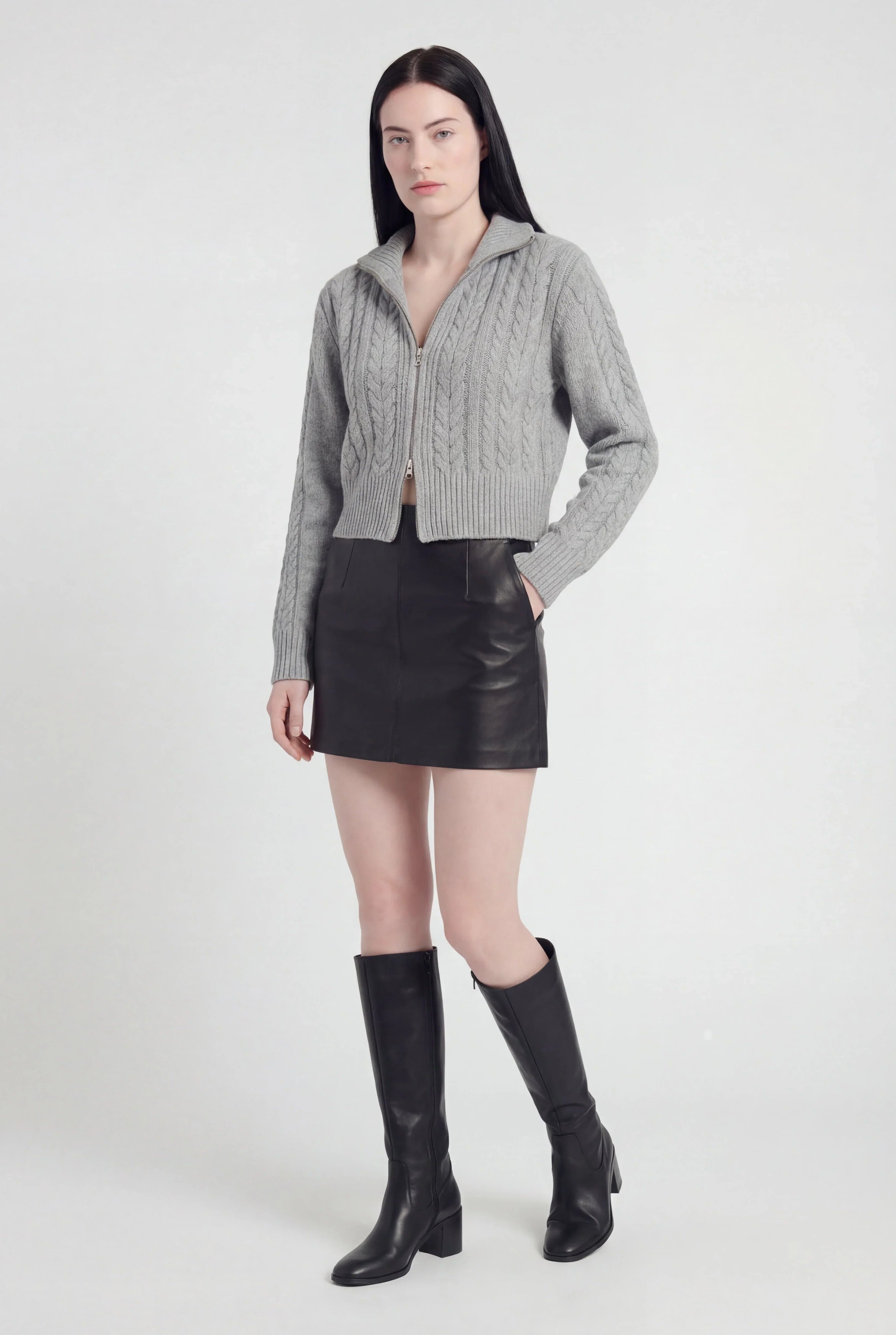 Cardigan Zip in Maglia a Cavo Essenza | Collo Alto | Lunghezza Cropped | Fit Relaxed