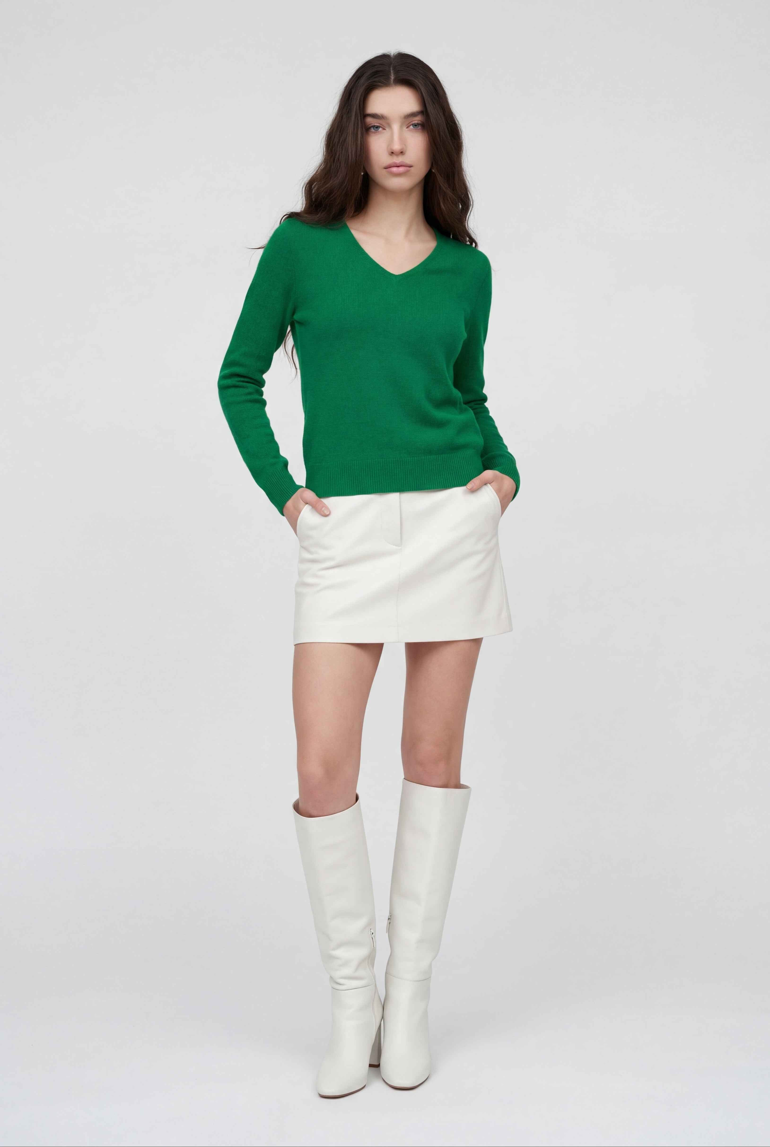 Maglione in cashmere verde con scollo a V e maniche lunghe