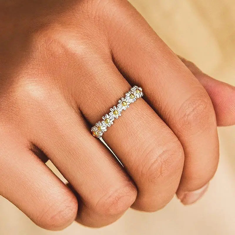 Anello Band Daisy | Design Aperto Regolabile | Smaltato a Mano
