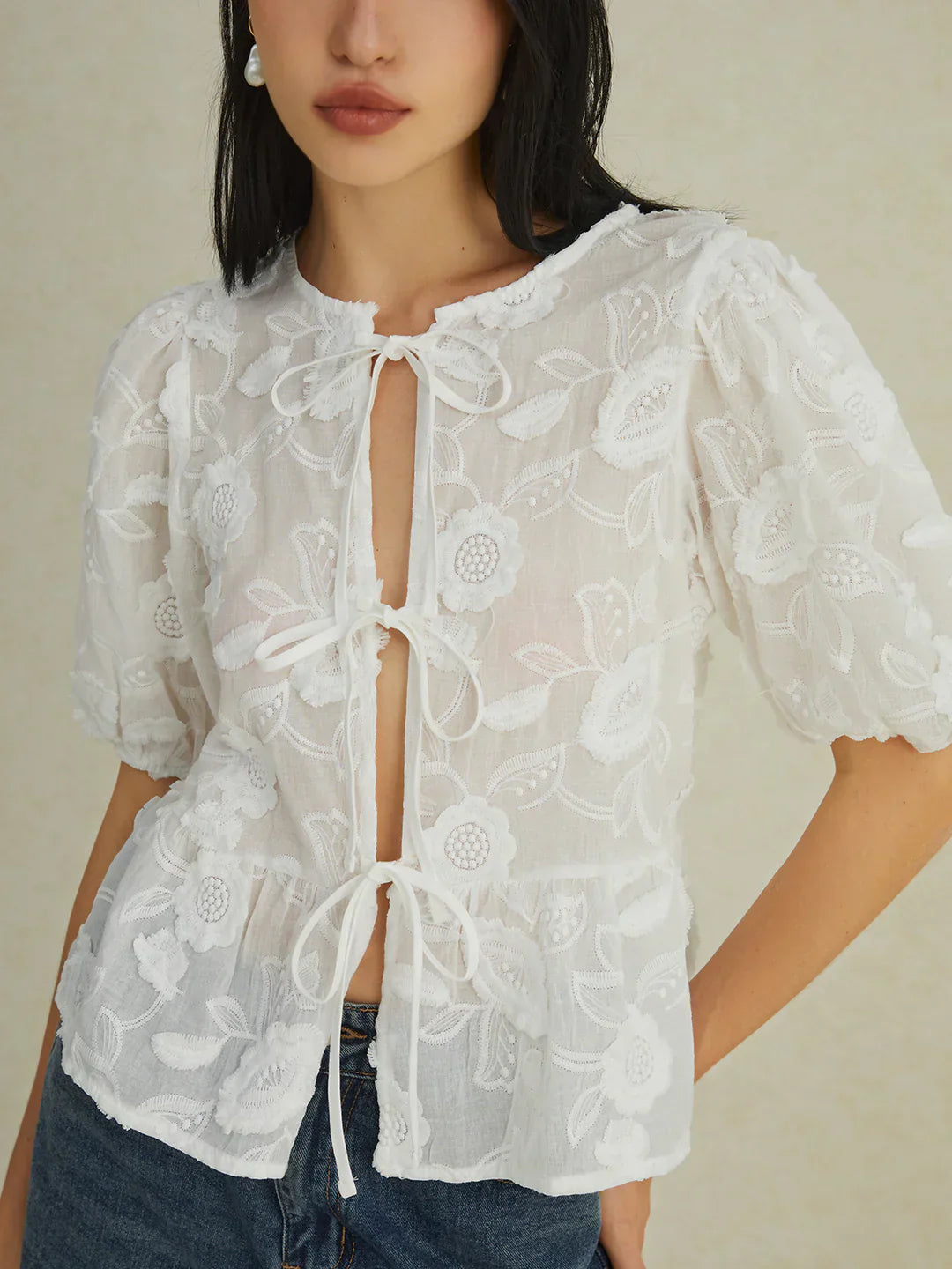 Blusa ricamata con laccio e maniche a bolla in tessuto trasparente