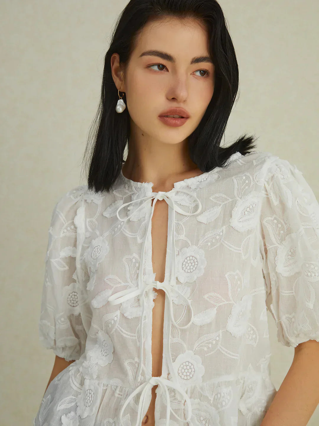 Blusa Ricamata con Laccio | Maniche a Bolla | Tessuto Trasparente Fiorato