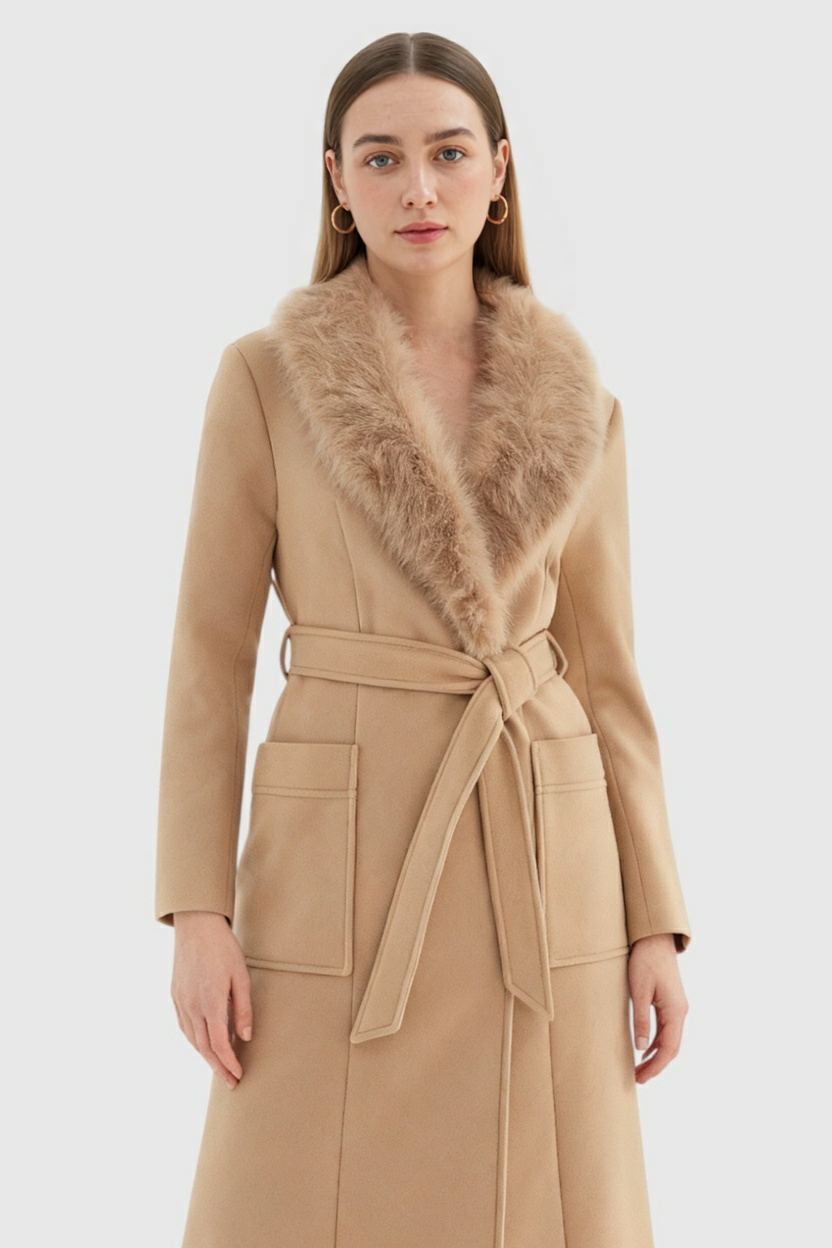 Cappotto Lungo con Cintura | Collo in Pelliccia Finta | Tasche a Patch | Vestibilità Regolare
