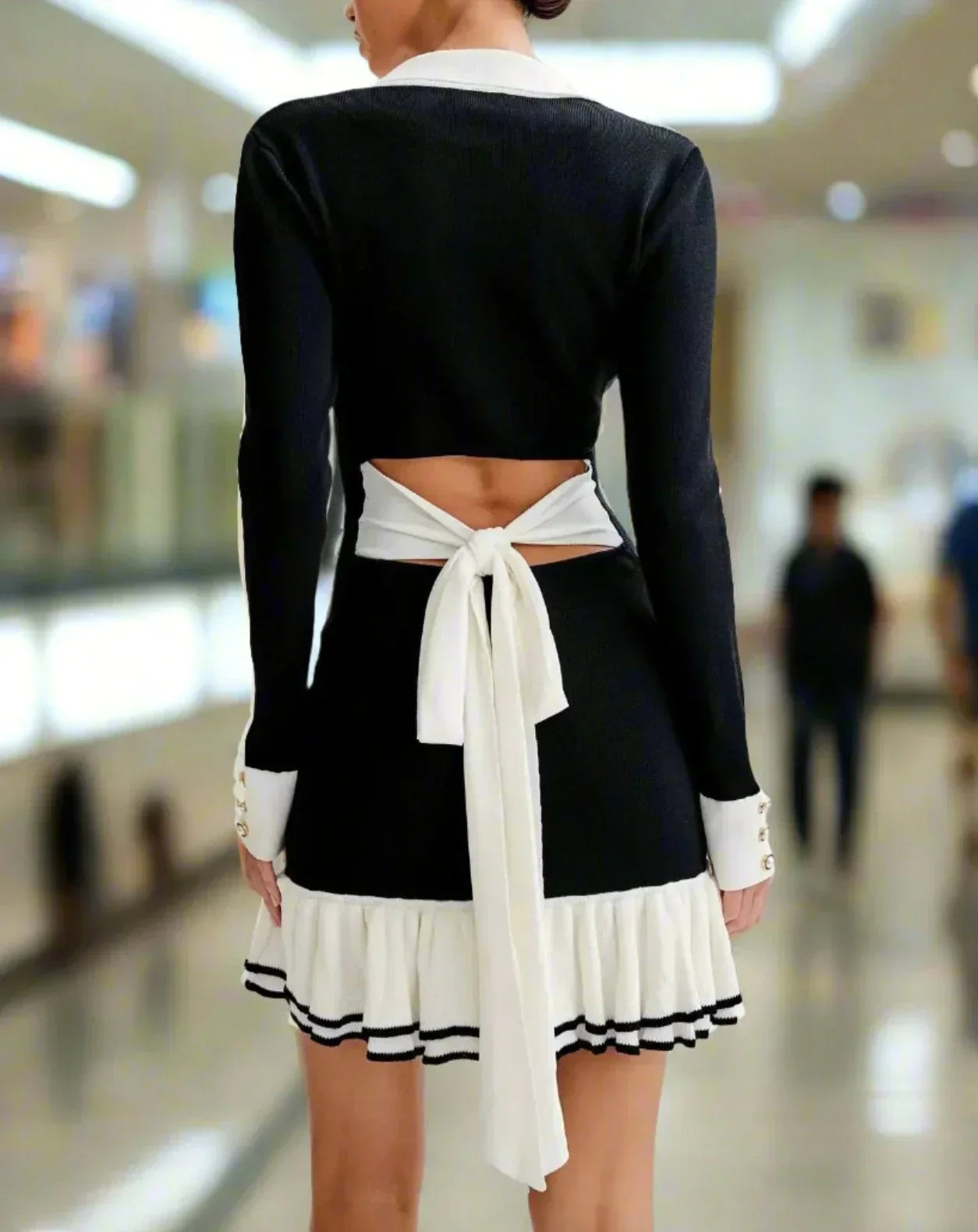 Abito Mini in Maglia | Vestibilità Slim | Chiusura Frontale con Bottoni | Orlo Volante