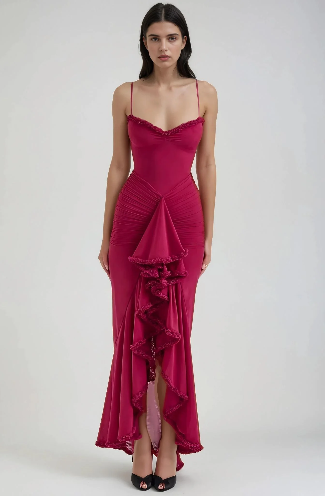 Abito Ruffle Satin Maxi con spalline spaghetti e coda