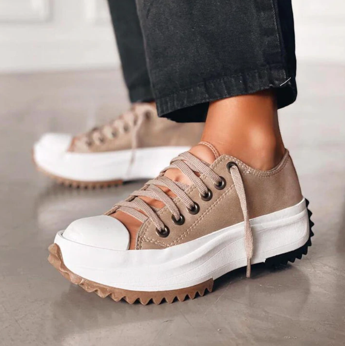Sneakers platform in canvas con suola spessa e lacci