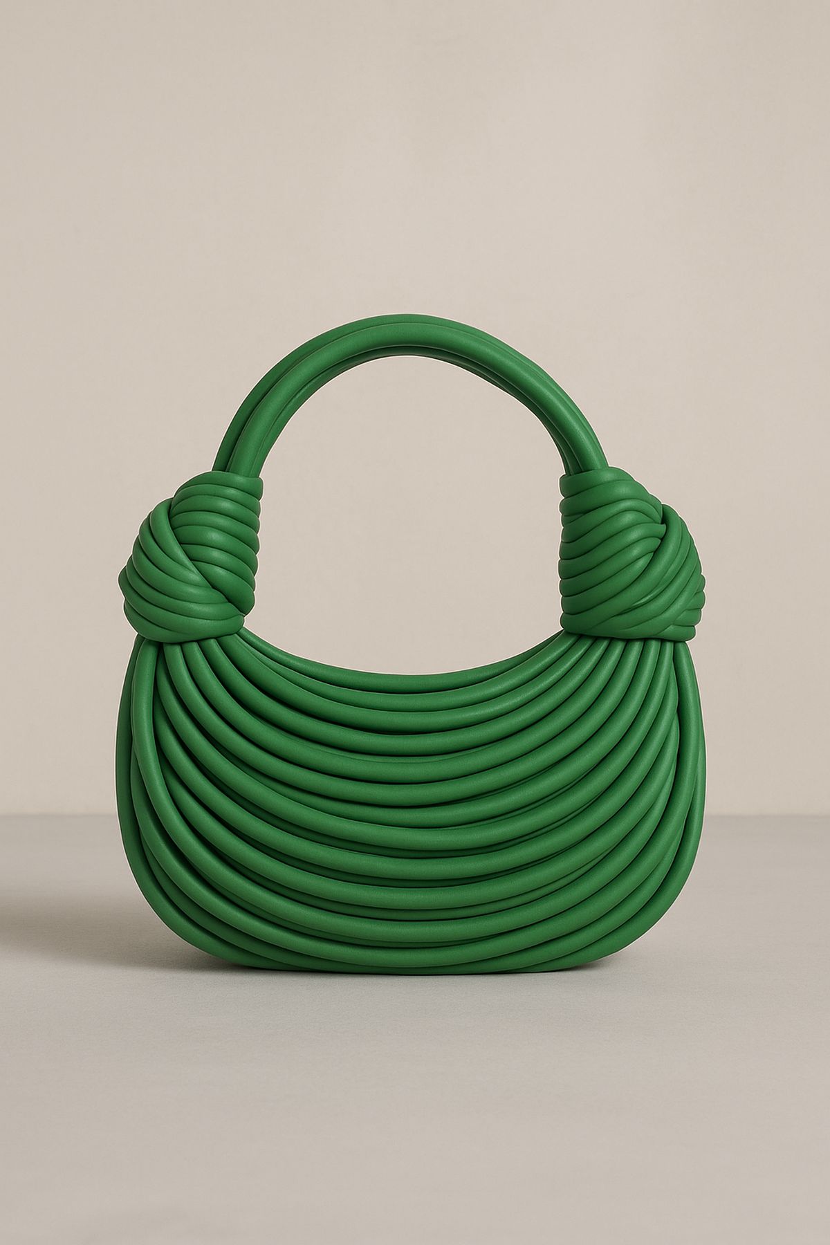 Borsa Sculpted Woven verde con design curvato