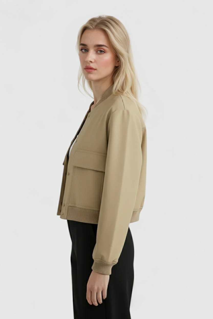 Giacca Bomber Essenza | Collo Ribbed, Bottoni, Fit Relaxed