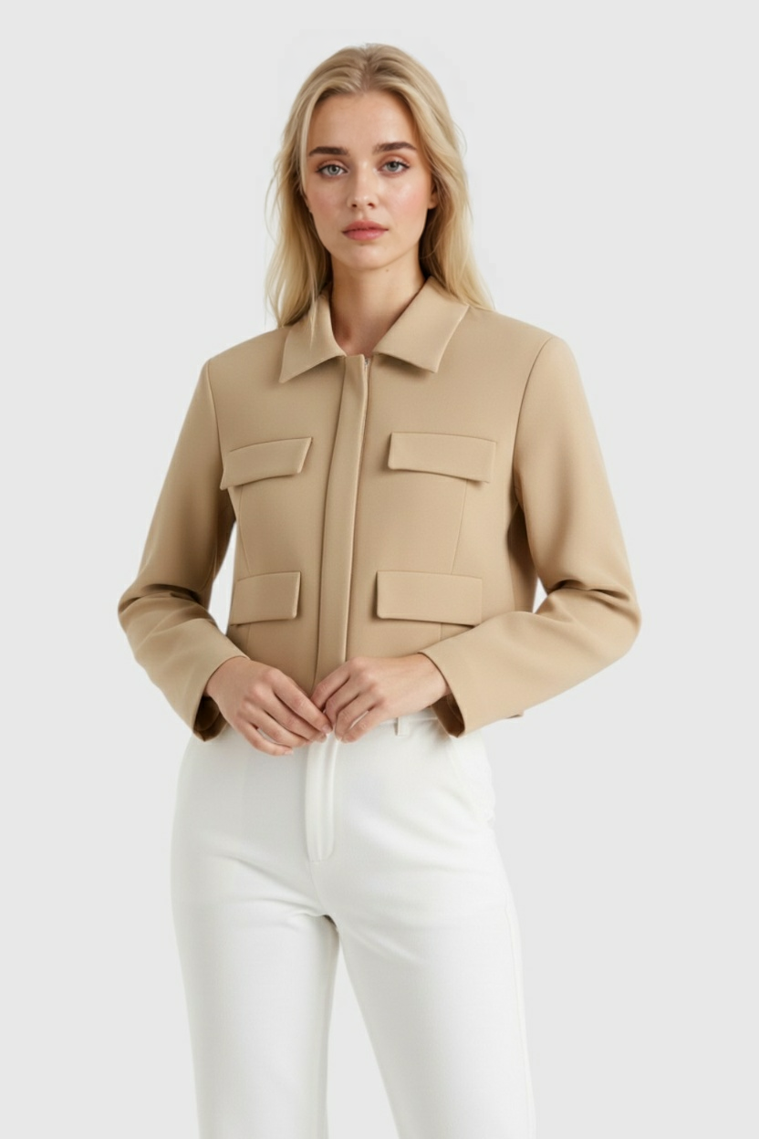Giacca utilitaria cropped beige con tasche a patta